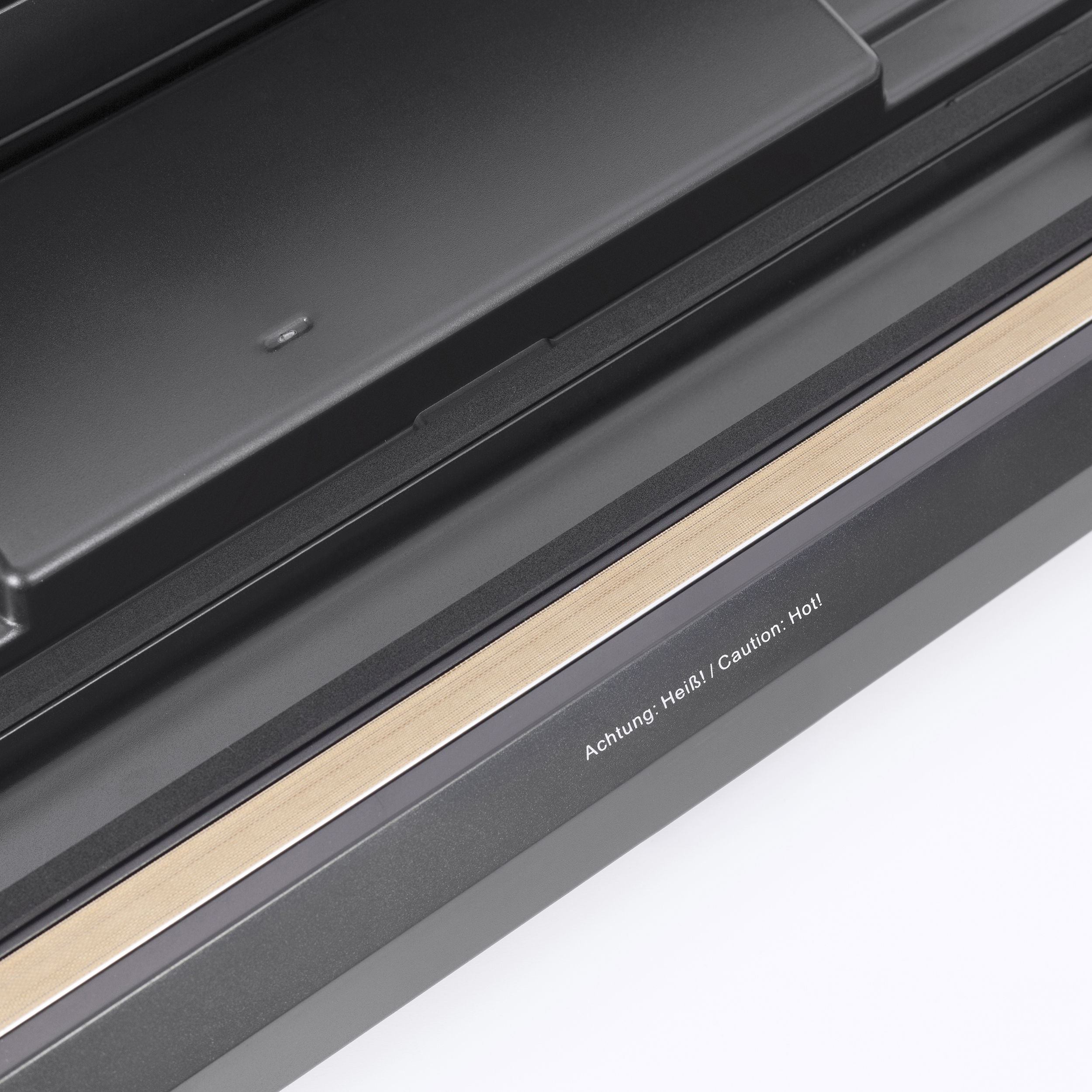 Un primo piano di un dispositivo nero e oro con un avvertimento.