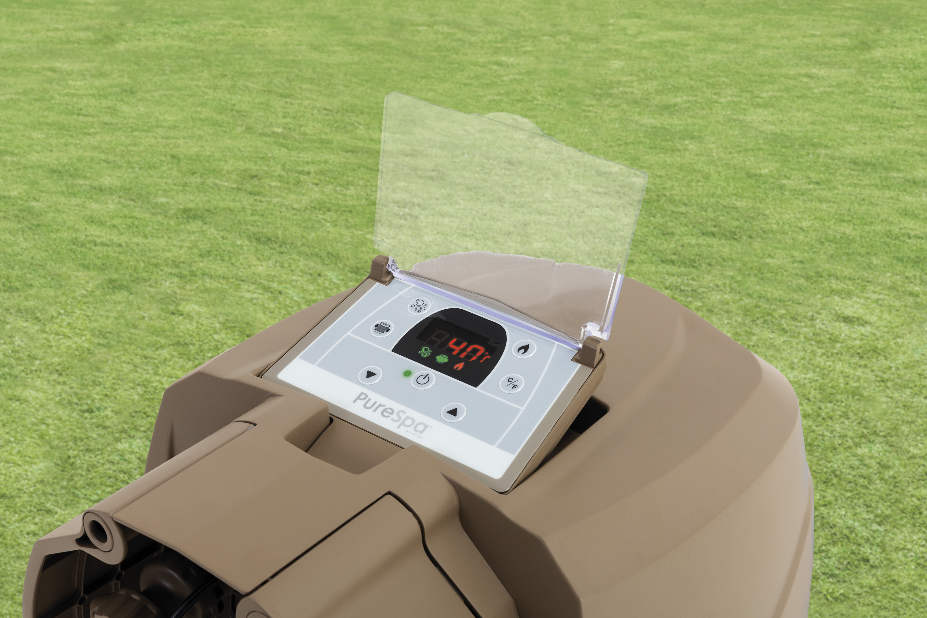 Whirlpool-Bedienfeld mit Digitalanzeige, die Temperatur anzeigt, auf grünem Gras.