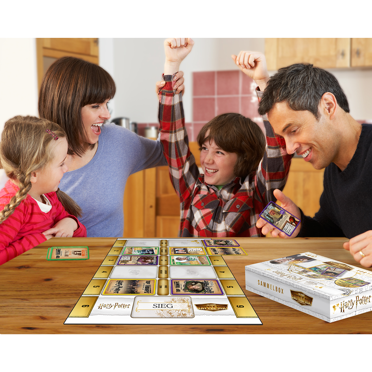 Eine Familie spielt ein Brettspiel. Die Kinder sind aufgeregt, die Eltern lächeln.