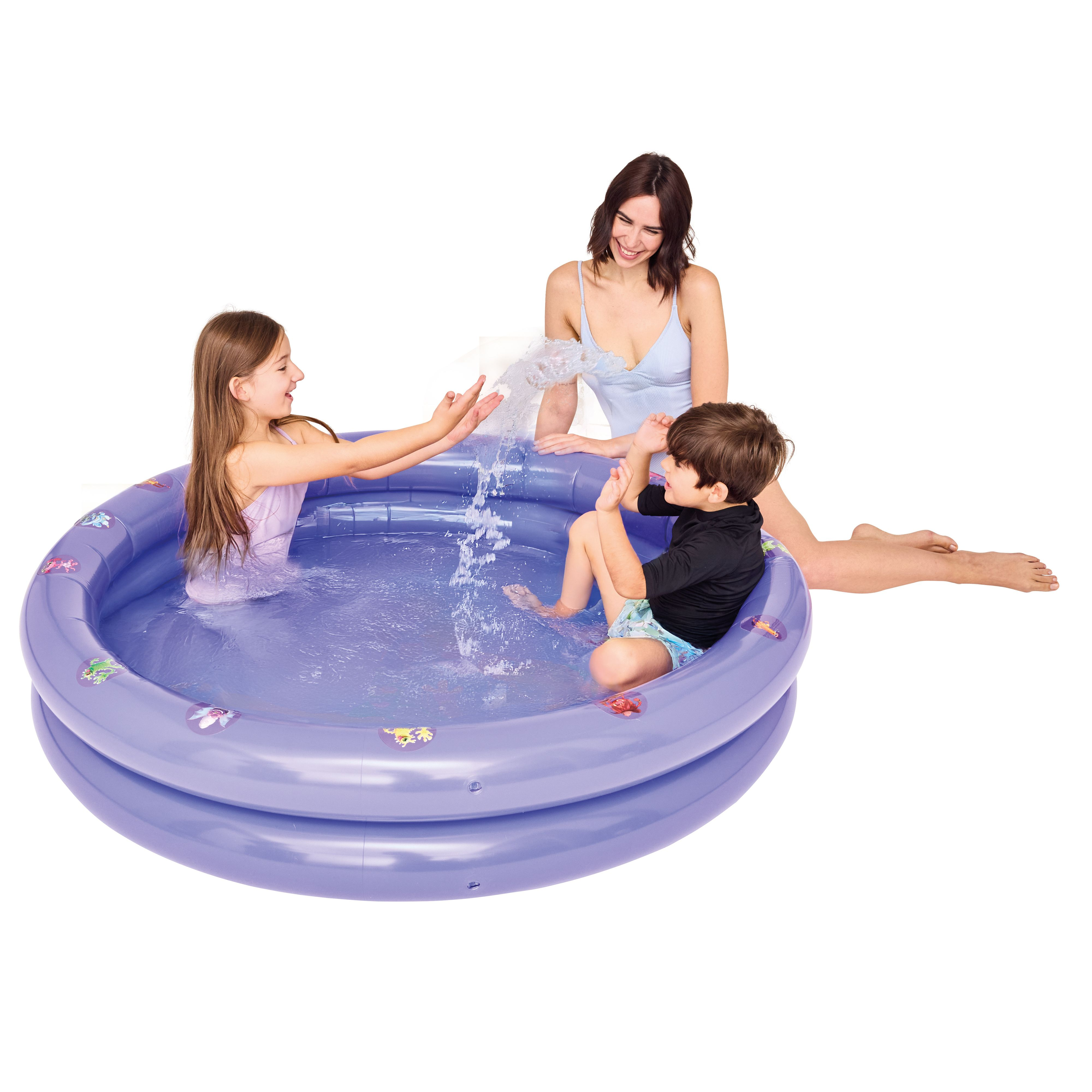 Drei Personen und zwei Kinder in einem Pool, die mit Wasser spielen.