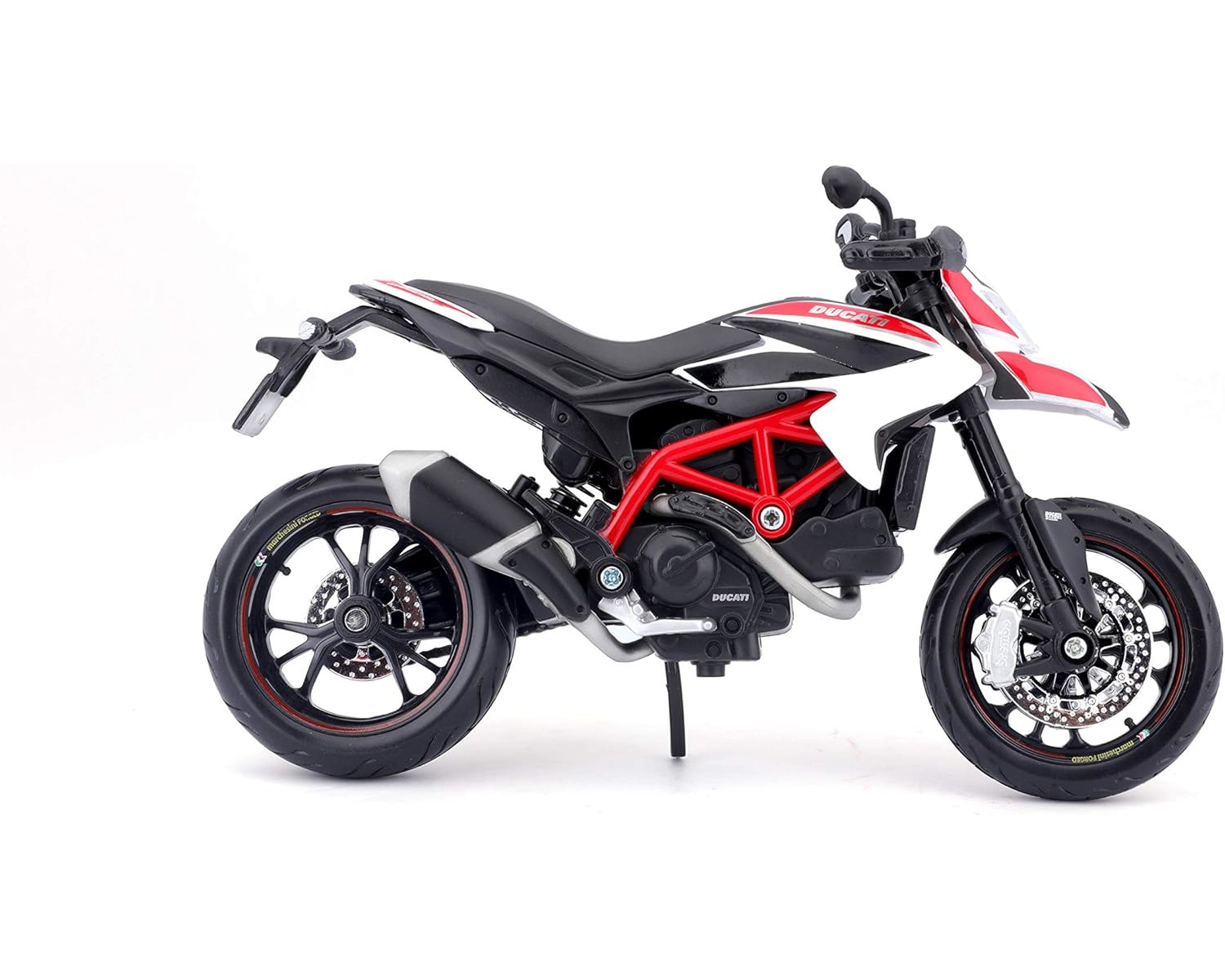 Ducati Motorrad Spielzeug, Seitenansicht. Roter Rahmen, schwarzer Körper, weiße Details. Weißer Hintergrund.