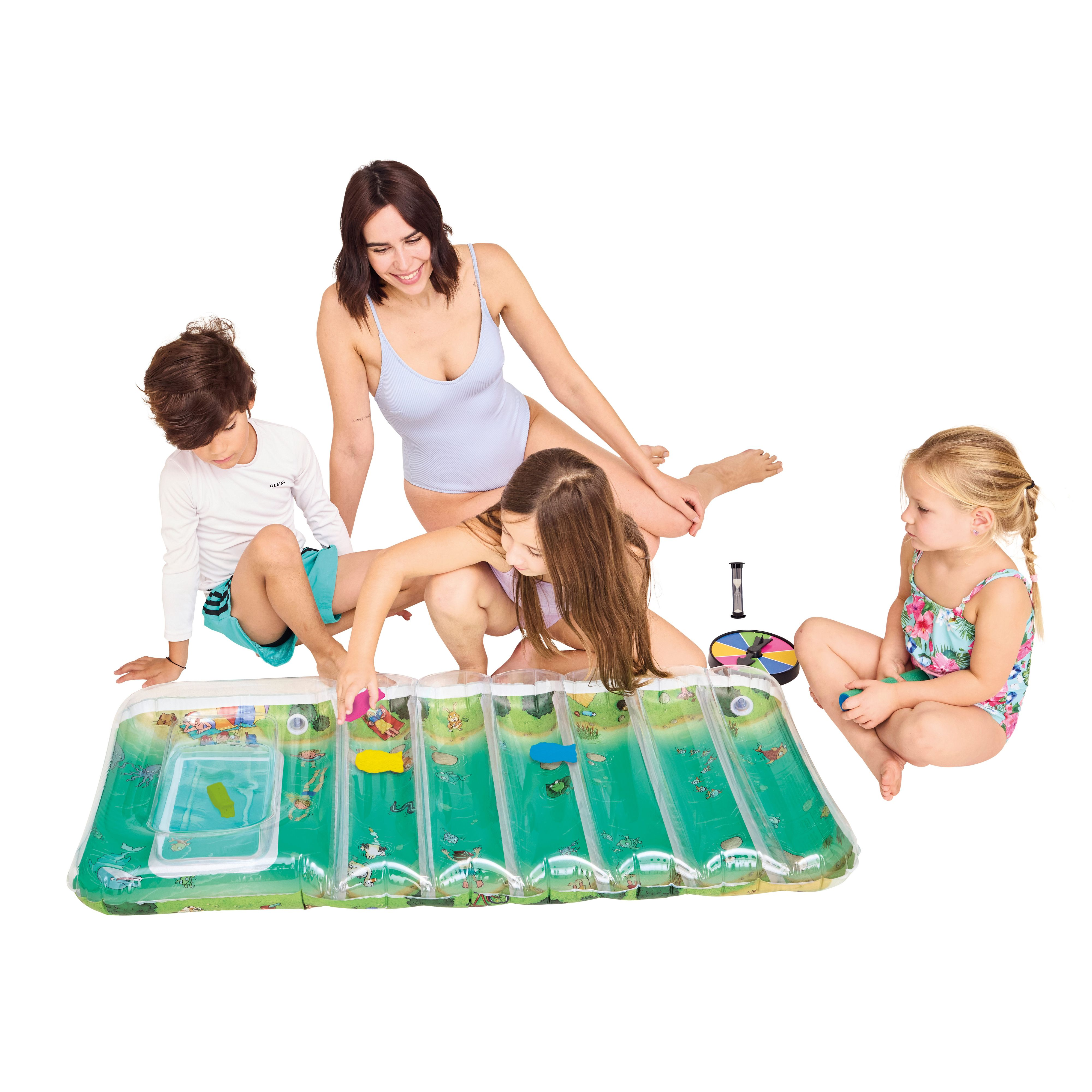 Eine vierköpfige Familie spielt in einem aufblasbaren Pool mit Spielzeug und einem bunten Spinner.