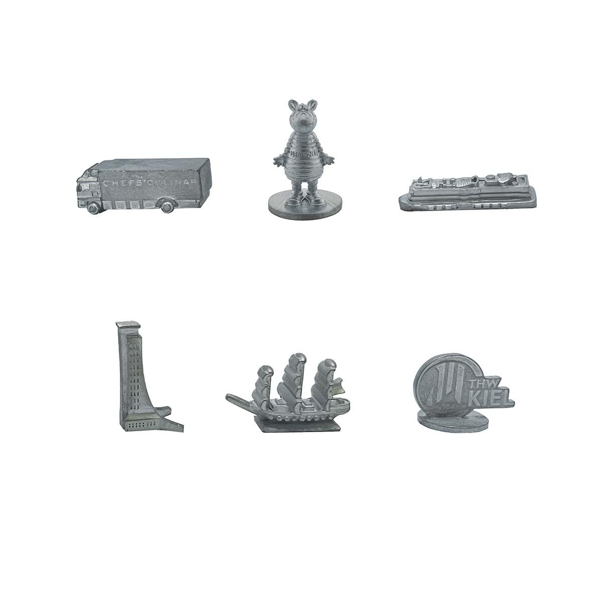 Monopoly-Spielfiguren. Verschiedene silberne Spielsteine auf weißem Hintergrund. Enthält ein Auto, einen Hund und ein Schiff.