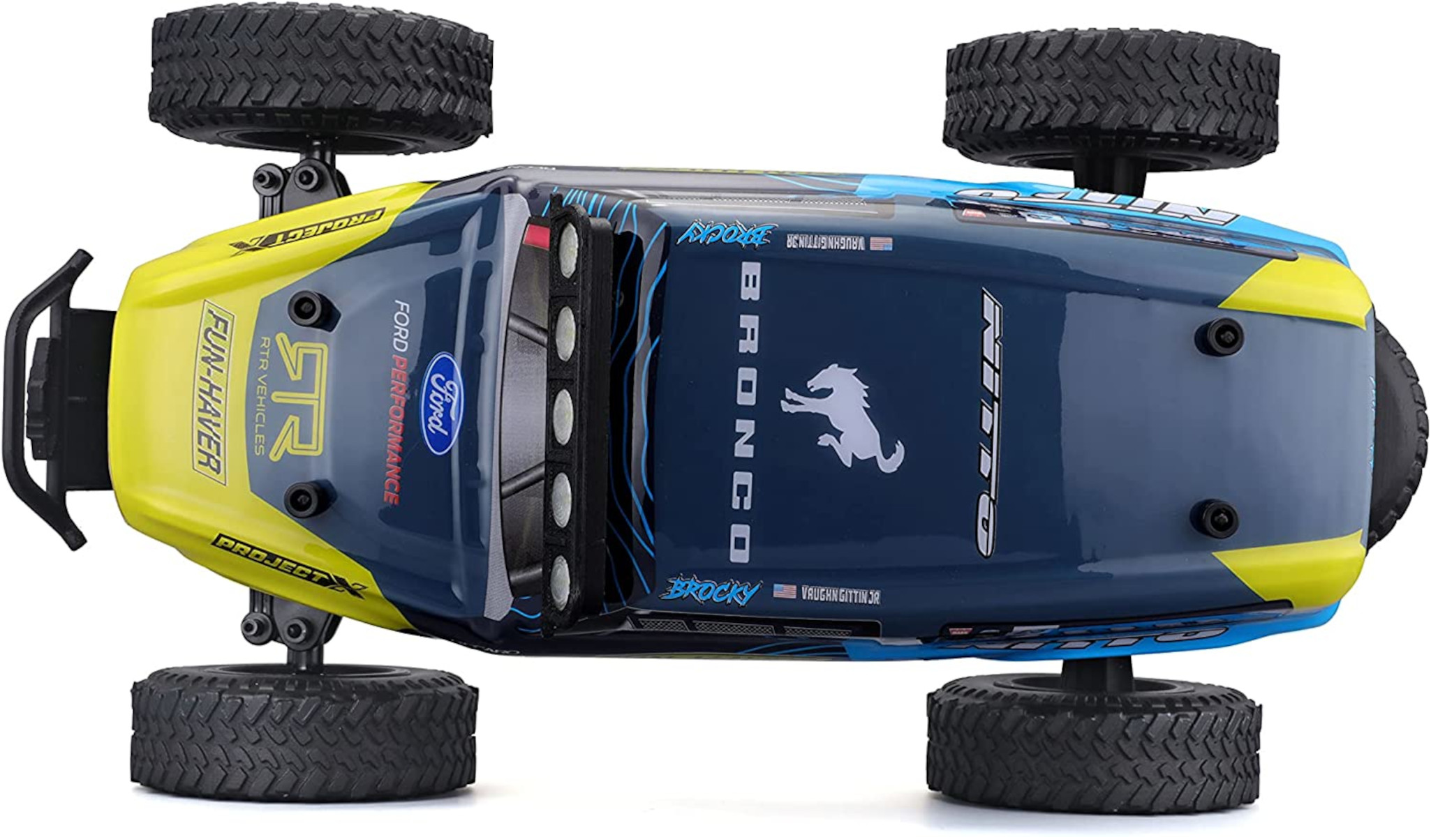 Die Unterseite eines gelb-blauen Spielzeug-Ford Bronco Trucks mit schwarzen Rädern und robustem Design.