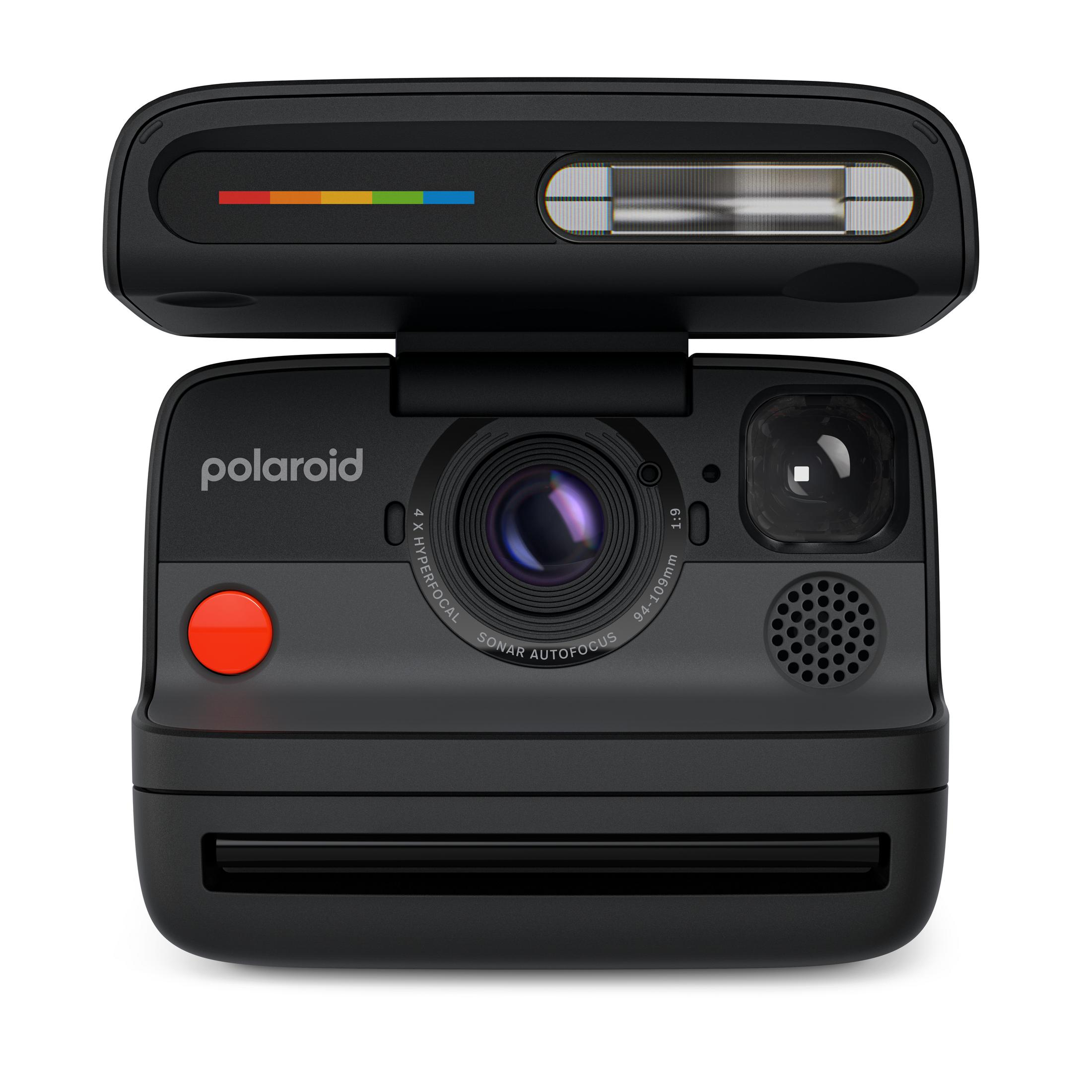 Appareil photo Polaroid noir avec bouton rouge et bande arc-en-ciel. Fond blanc.