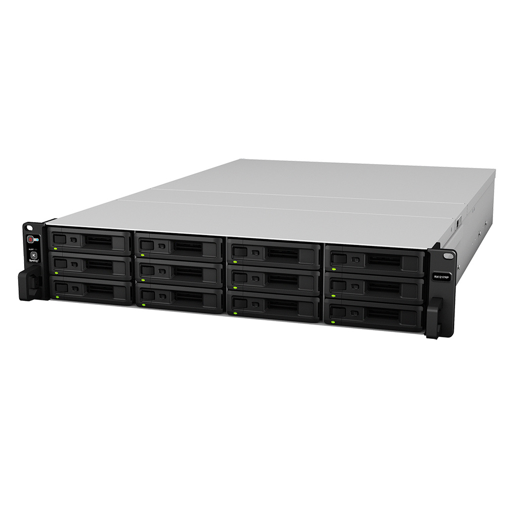 Un rack server con più vani unità neri. Il server è argentato con un pannello frontale nero.