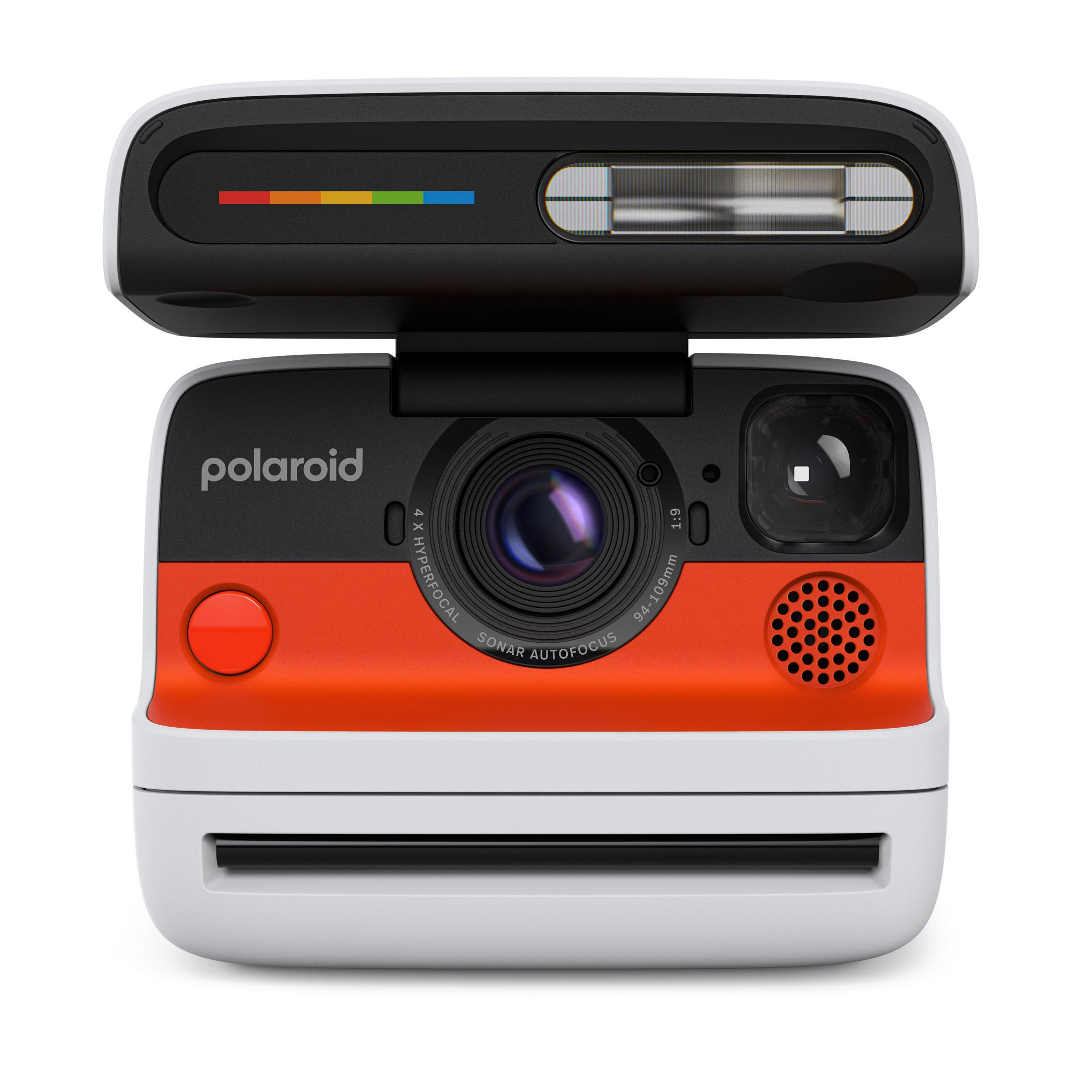 Eine Polaroid-Kamera, weiß mit einem orangefarbenen Streifen, mit einem Regenbogenlicht oben. Das Objektiv befindet sich in der Mitte.