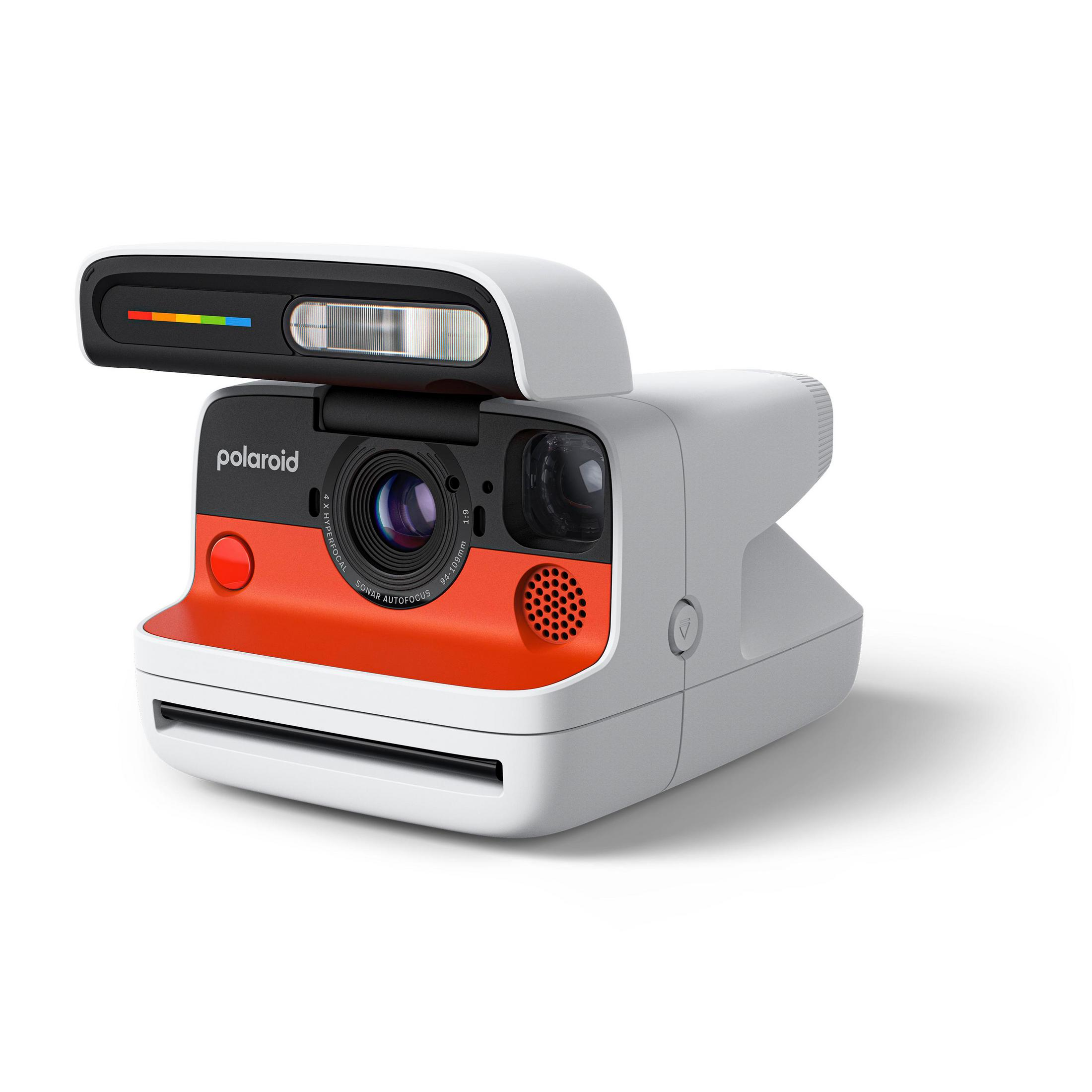 Polaroid-Kamera, weißes und orangefarbenes Gehäuse, roter Knopf und Blitz, auf weißem Hintergrund.