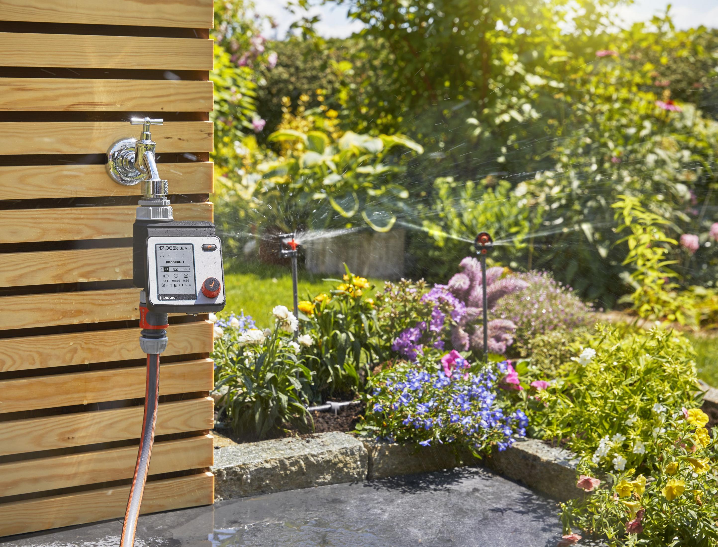 Timer per l'acqua Gardena collegato al rubinetto, irrigatori in giardino.