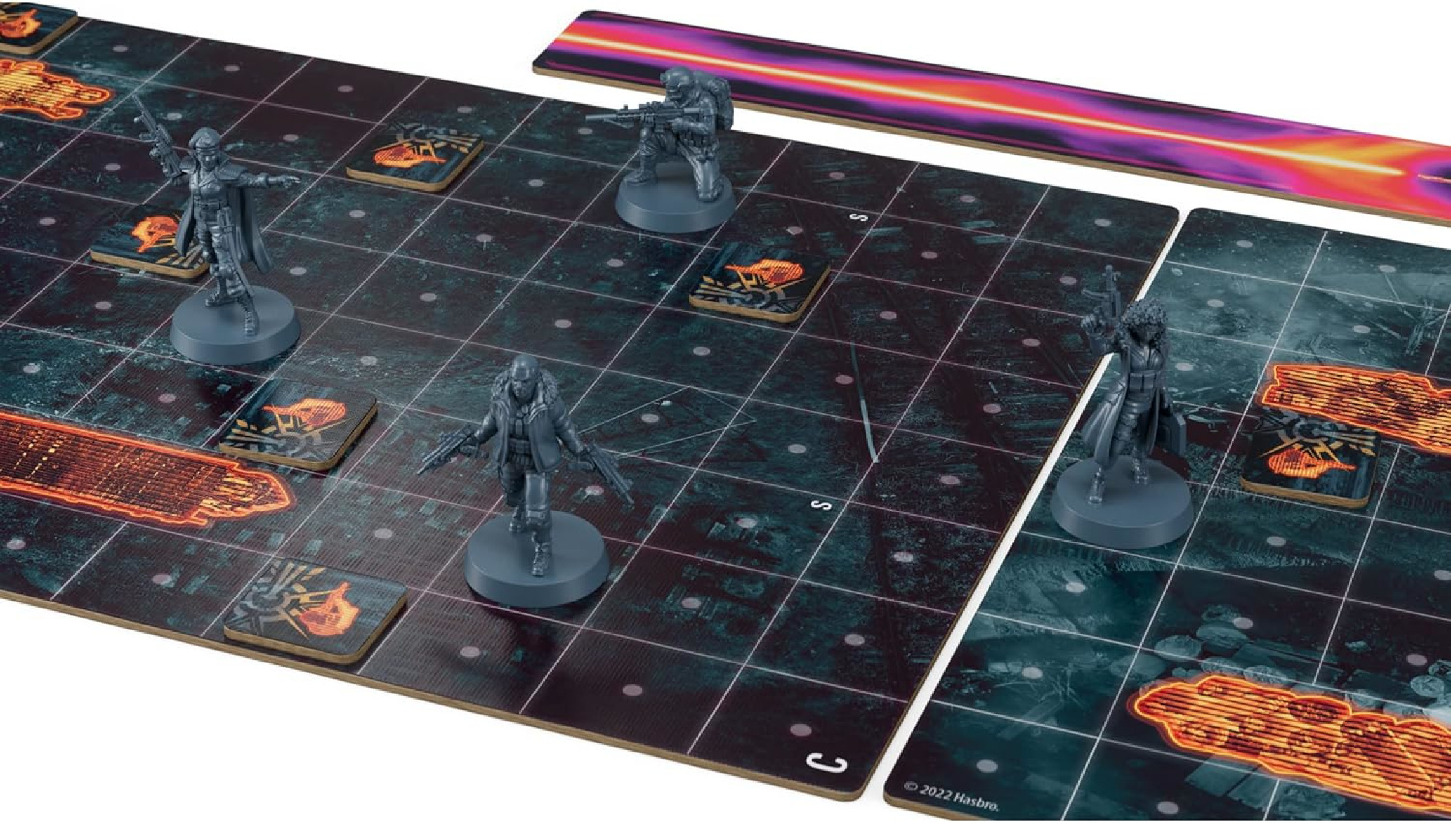 Spielbrett mit Miniaturfiguren. Dunkelgraue Quadrate mit orangefarbenen Akzenten. Figuren sind grau. Hintergrund ist verschwommen.