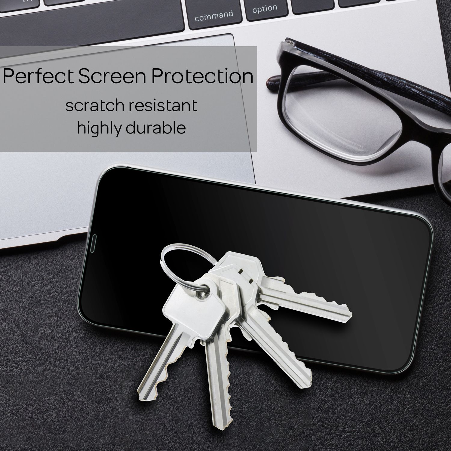 Téléphone, clés et lunettes sur un bureau. Le téléphone a un protecteur d'écran.