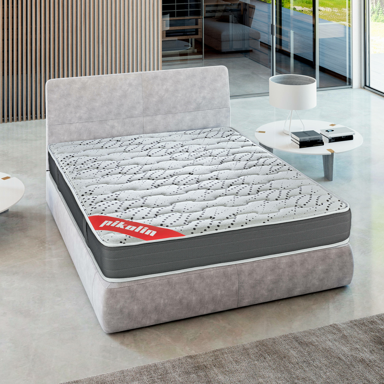 Una cama con colchón y cabecero. El colchón tiene una superficie blanca con un logotipo rojo de Pikolin.
