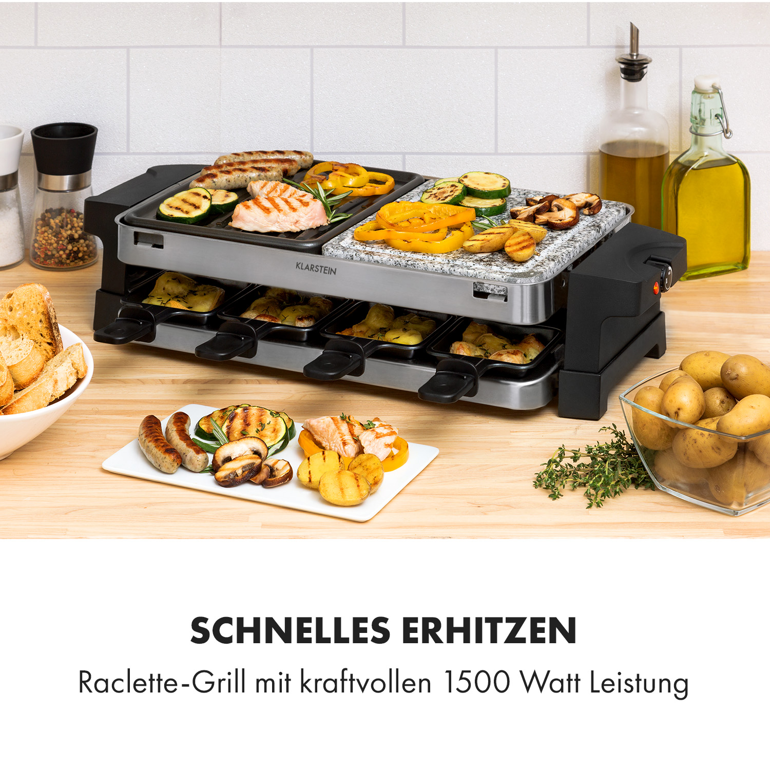 Grill per raclette con cibo sopra, tra cui salsicce e verdure.