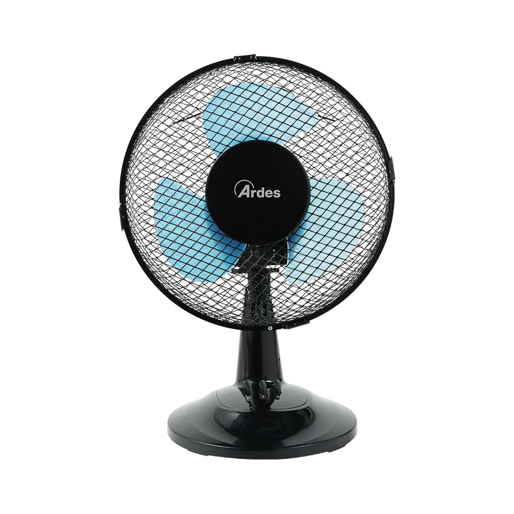 Een zwarte ventilator met blauwe bladen op een witte basis.