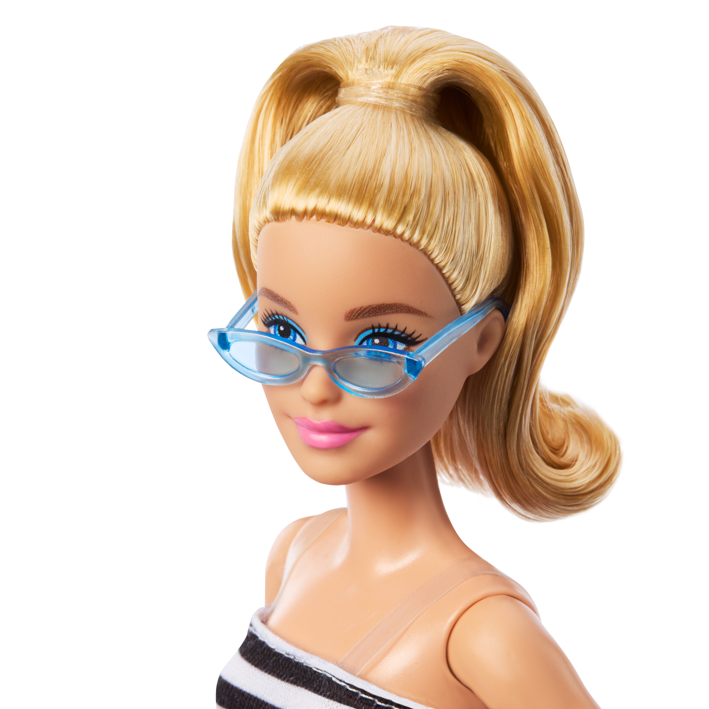 Blonde Barbie-Puppe mit blauer Sonnenbrille, trägt ein schwarz-weiß gestreiftes Oberteil.