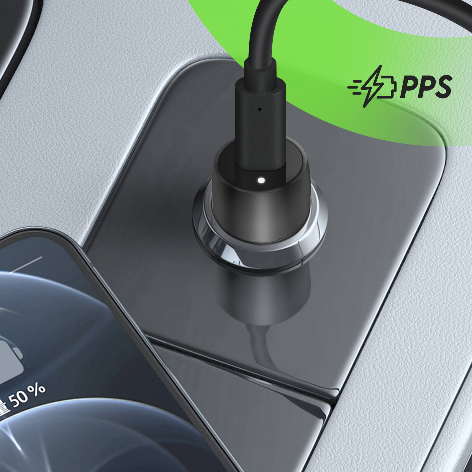 Caricabatterie USB-C nero nella console di un'auto. Telefono in carica al 50%.