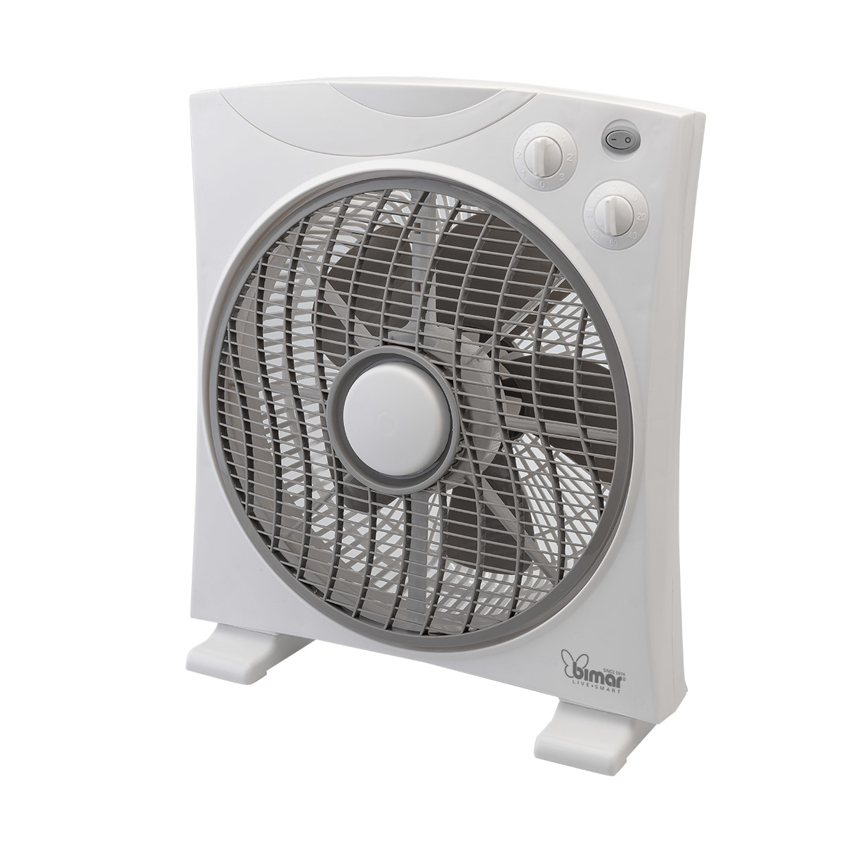 Witte boxventilator met grijs rooster en bedieningselementen. Witte achtergrond.