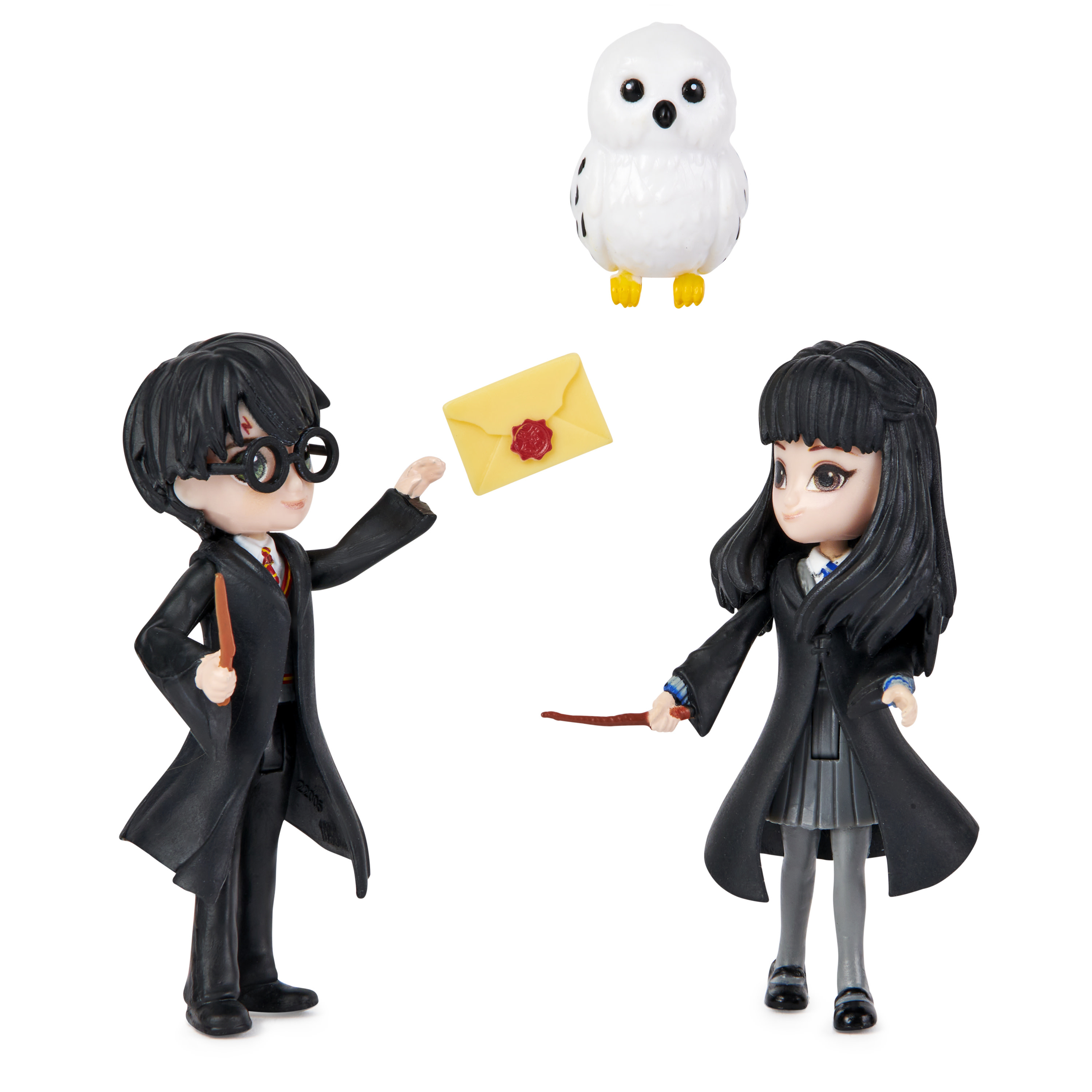 Trzy figurki: Harry, Hermiona i Hedwiga. Pochodzą z serii Harry Potter.