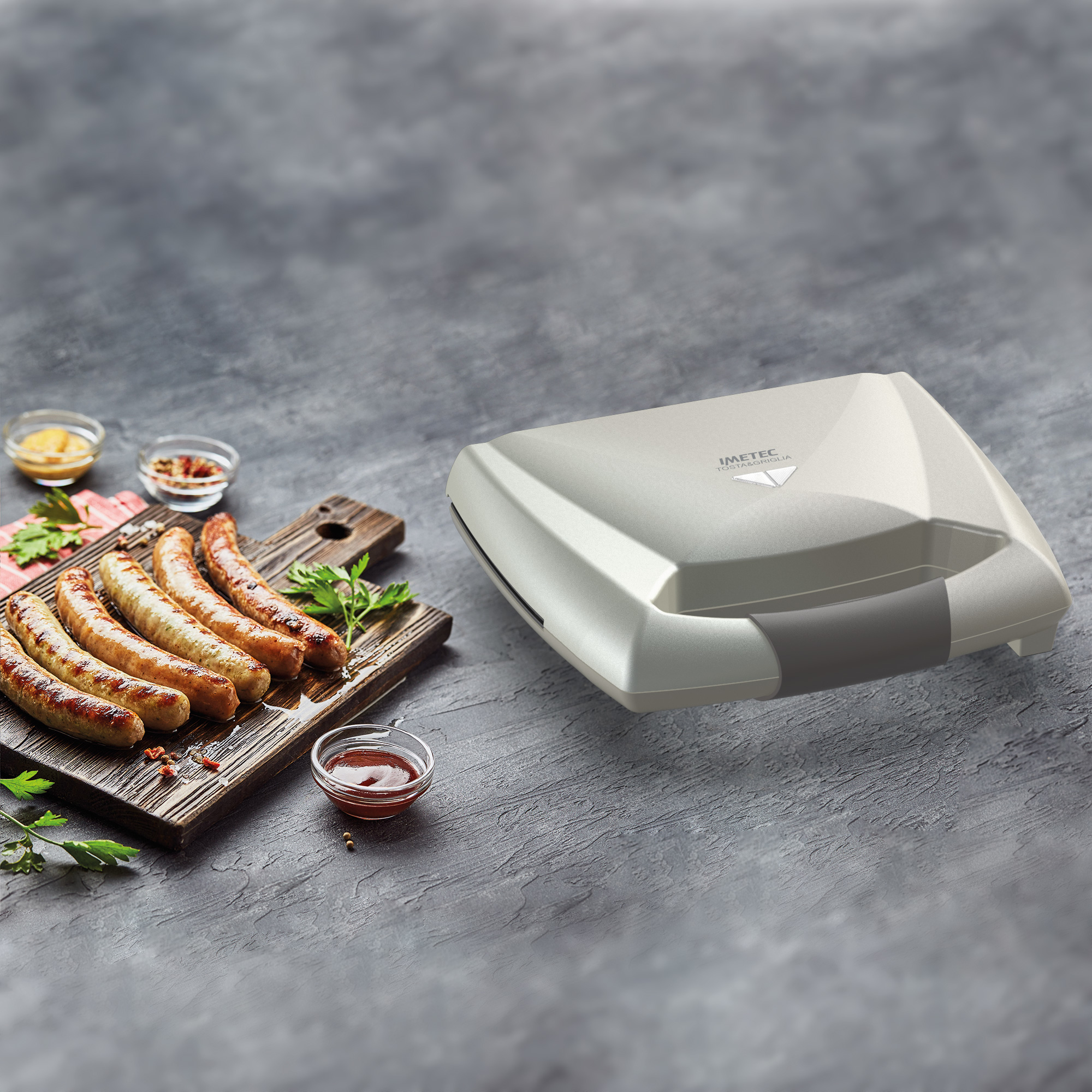 Gegrillte Würstchen auf Holzbrett, Sandwichmaker, Senf, Ketchup, auf grauem Untergrund.