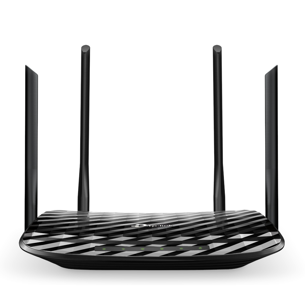 Zwarte router met vier antennes. Geometrisch patroon bovenop. Groene lampjes onderaan.