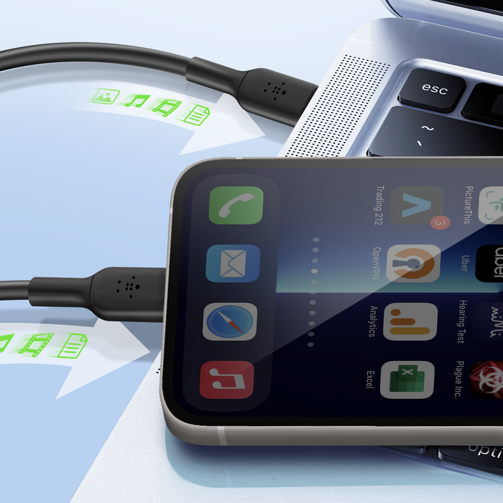 Schwarzes Kabel, das einen Laptop und ein Telefon verbindet. Telefonbildschirm zeigt Apps und Ladeanzeige.