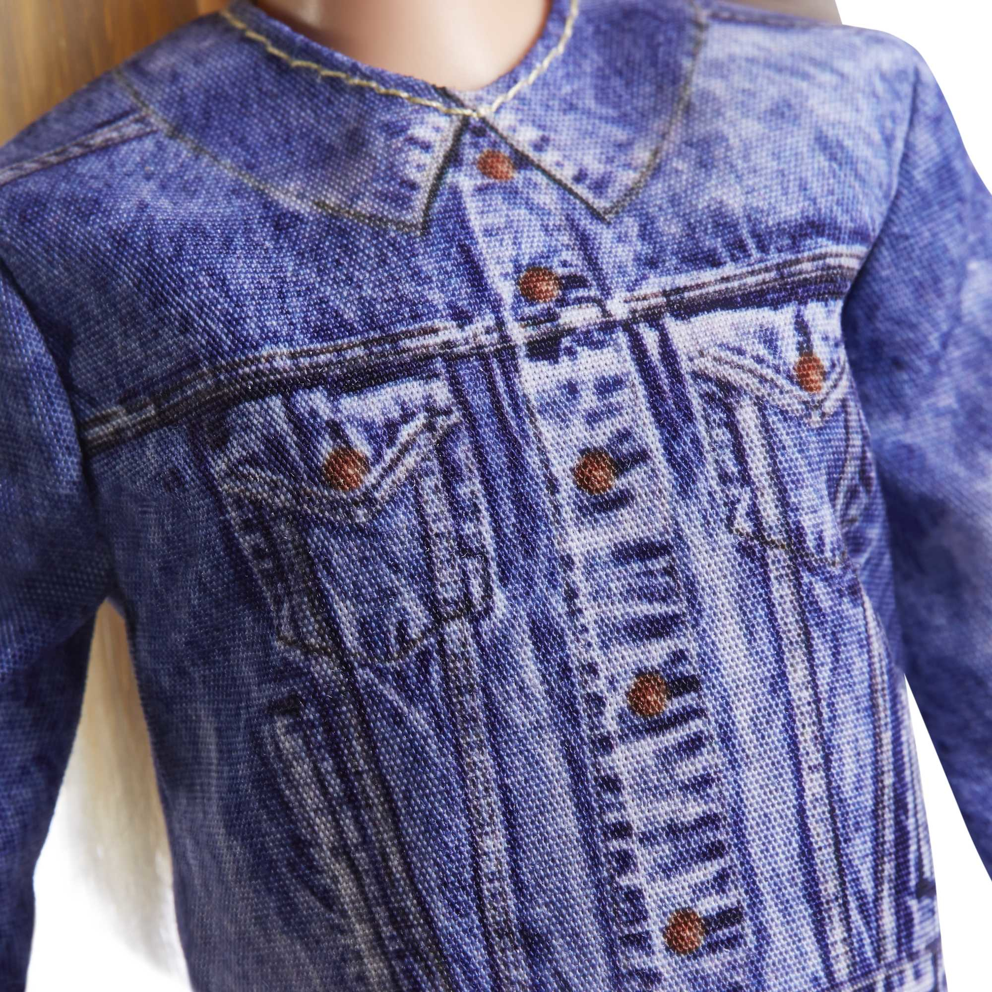 Zbliżenie na dżinsową kurtkę. Pokazuje fakturę dżinsu, guziki i detale kieszeni.