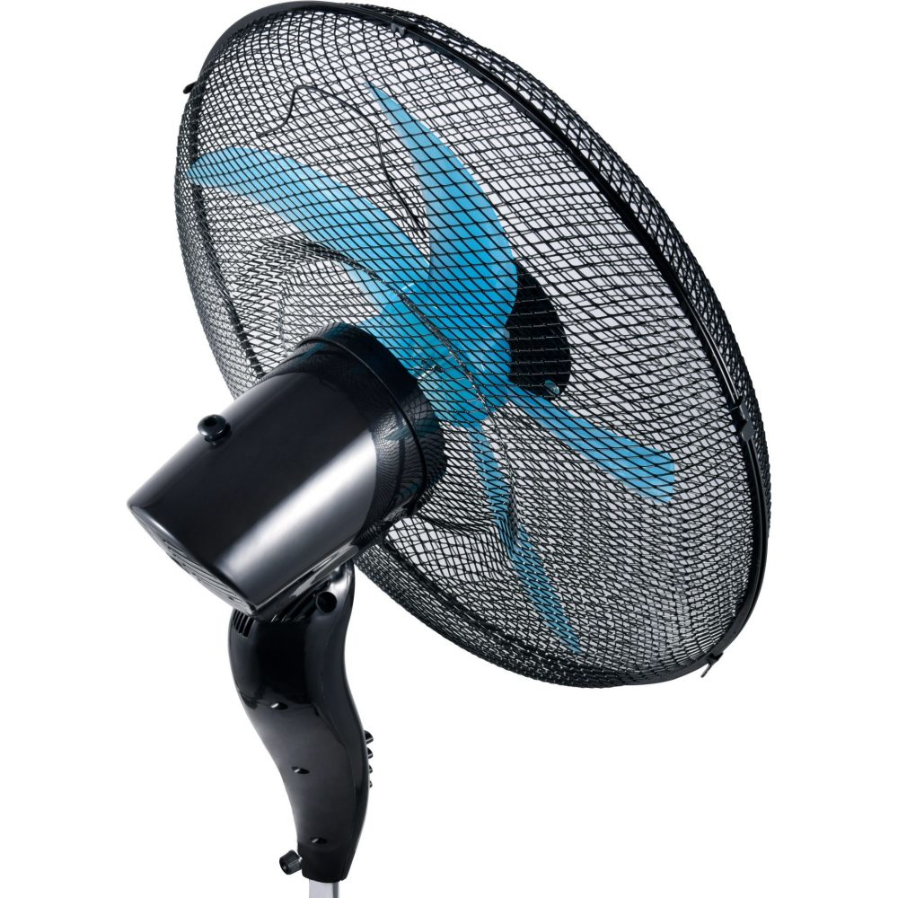 Zwarte elektrische ventilator met blauwe bladen. De achtergrond is wit.