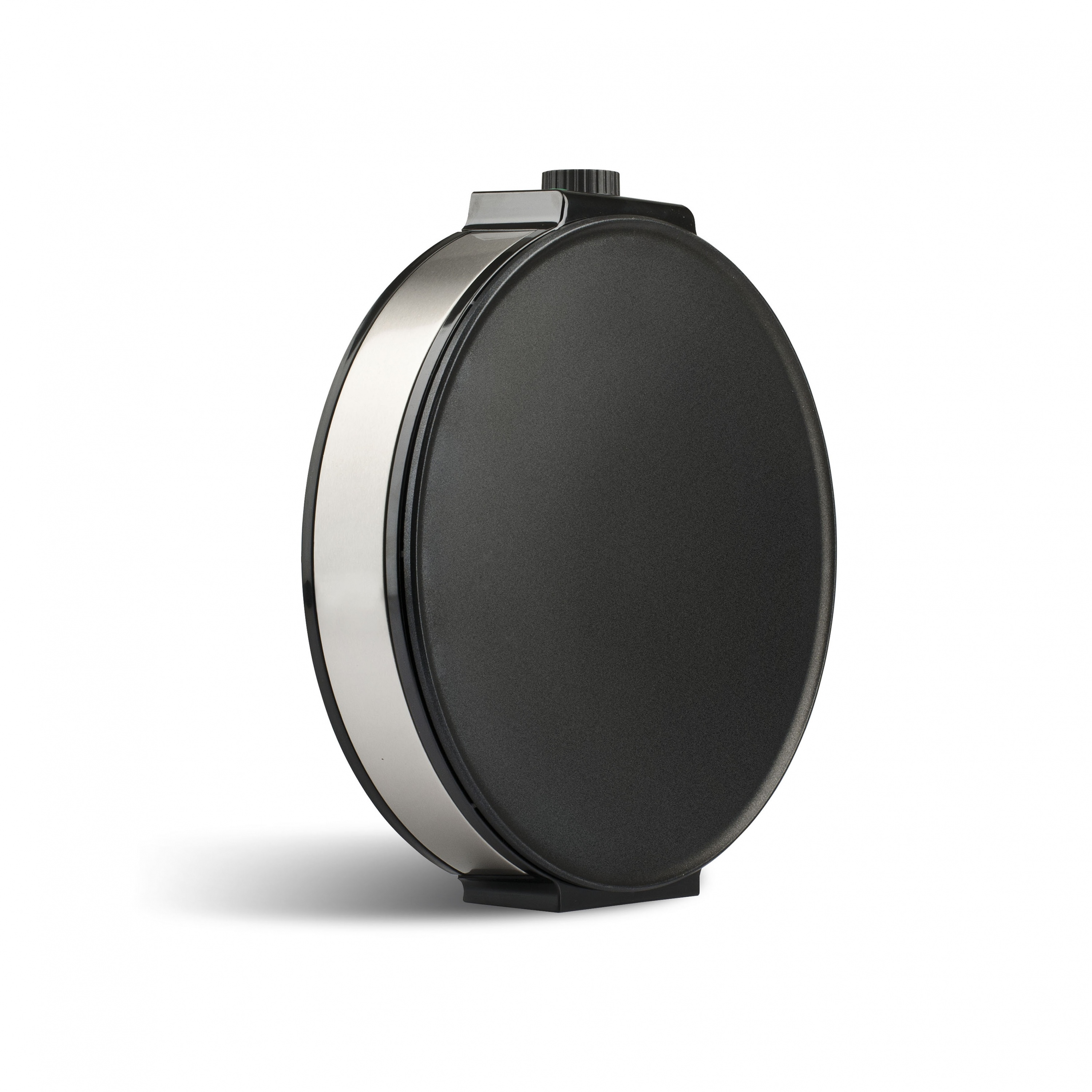 Czarny i srebrny okrągły gofrownica, widok z boku. Stoi na czarnej podstawie.