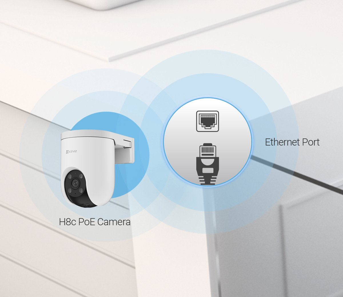 Biała kamera bezpieczeństwa EZVIZ na ścianie z niebieską okrągłą grafiką sygnału.