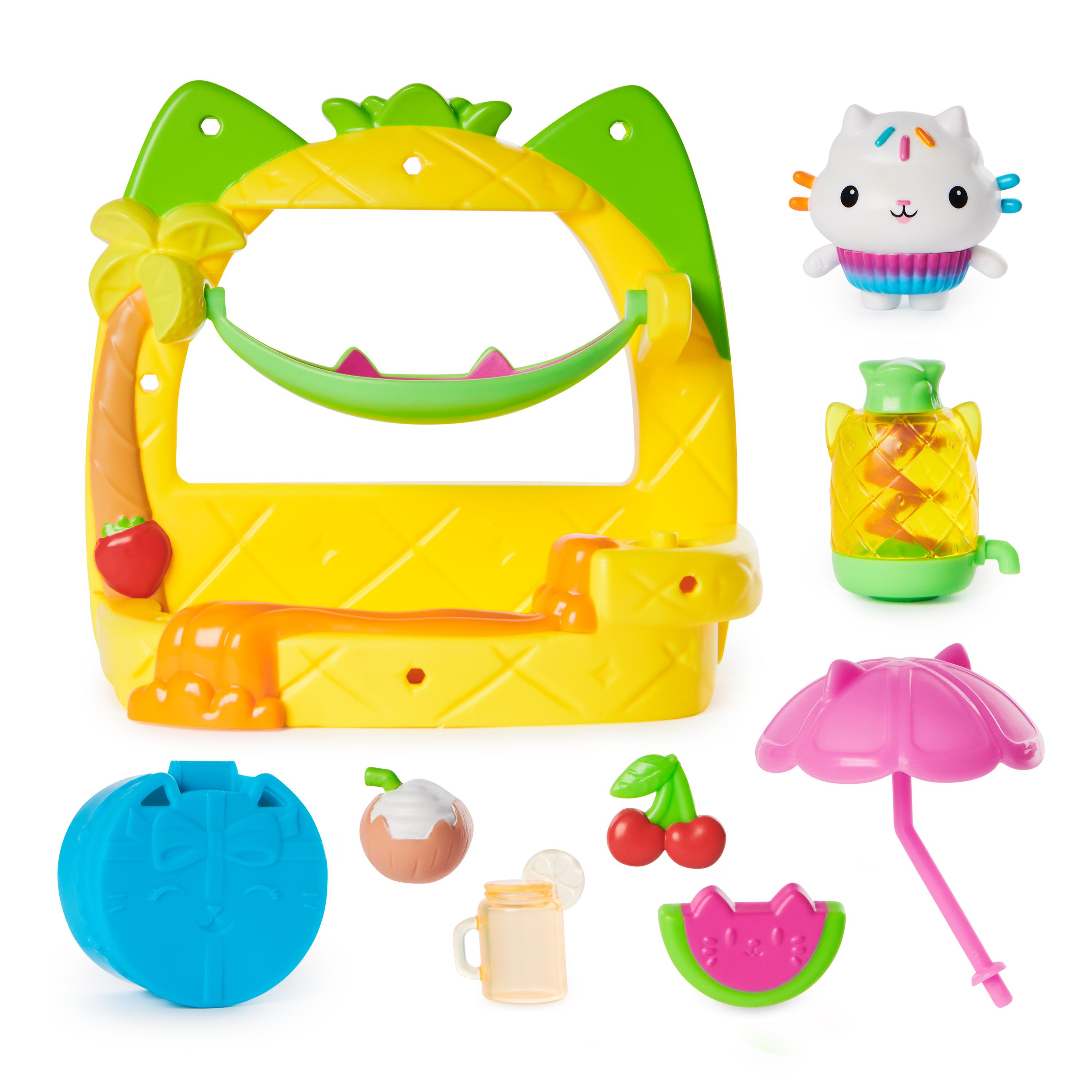 Eine Sammlung von Gabby's Dollhouse Spielzeugen, einschließlich eines Ananas-Spielsets.
