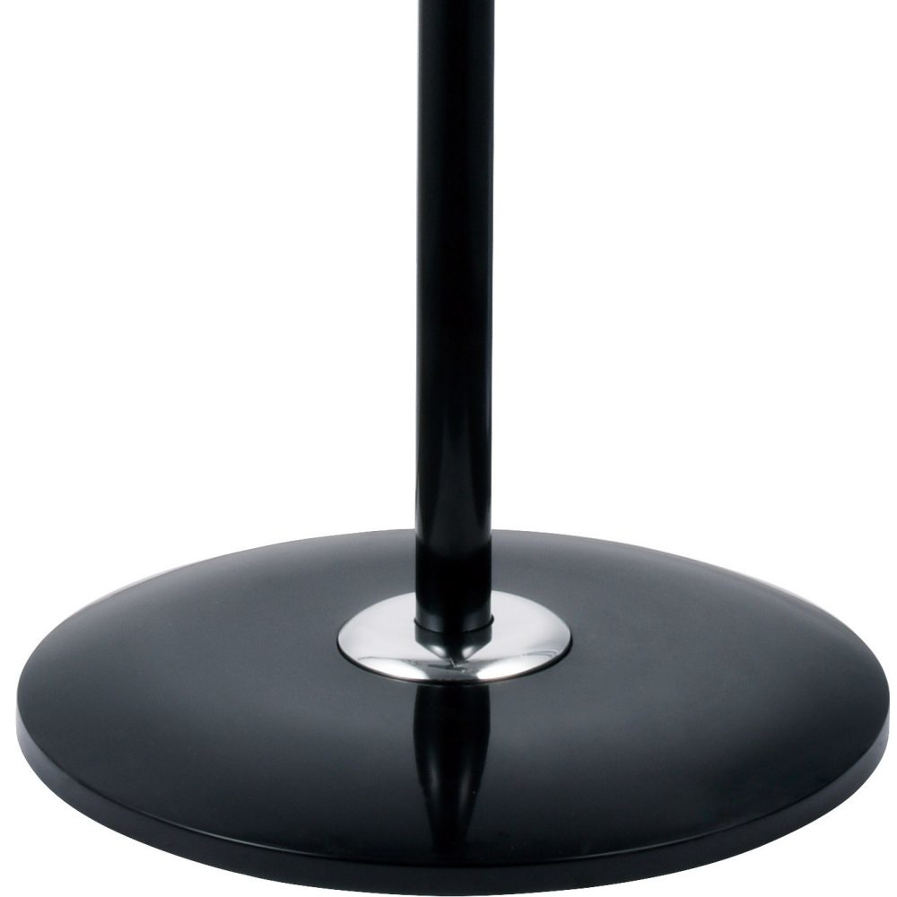 Czarna podstawa lampy podłogowej z czarnym słupkiem. Podstawa jest okrągła i odbija słupek.