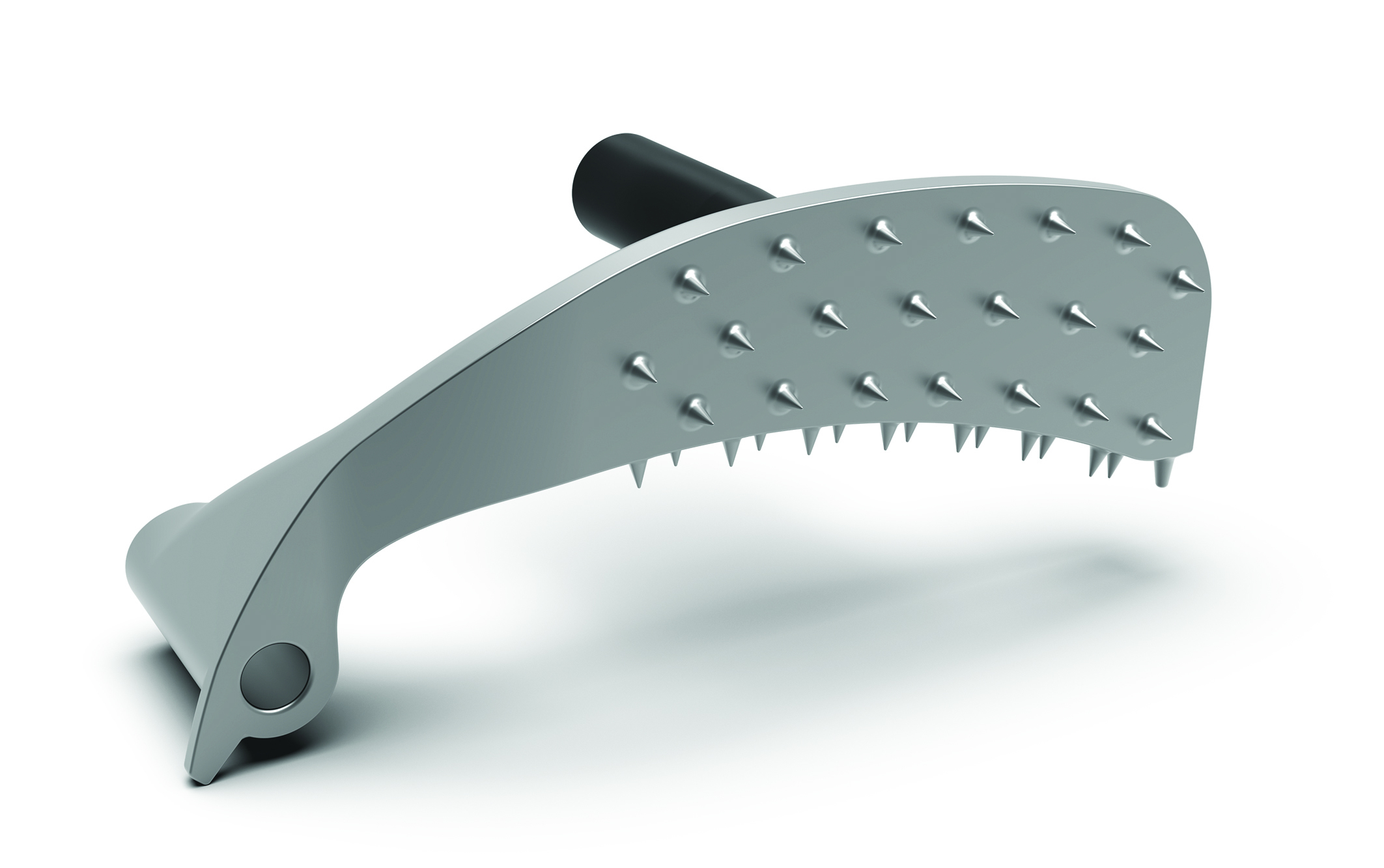 Srebrne narzędzie z kolcami. Czarny uchwyt. Białe tło.