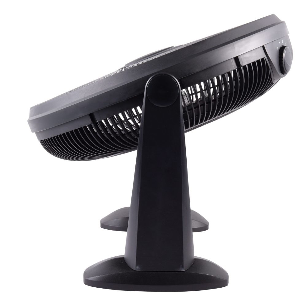 Czarny wentylator skierowany w górę, pokazujący łopatki i elementy sterujące. Podstawa i stojak również czarne, na białym tle.