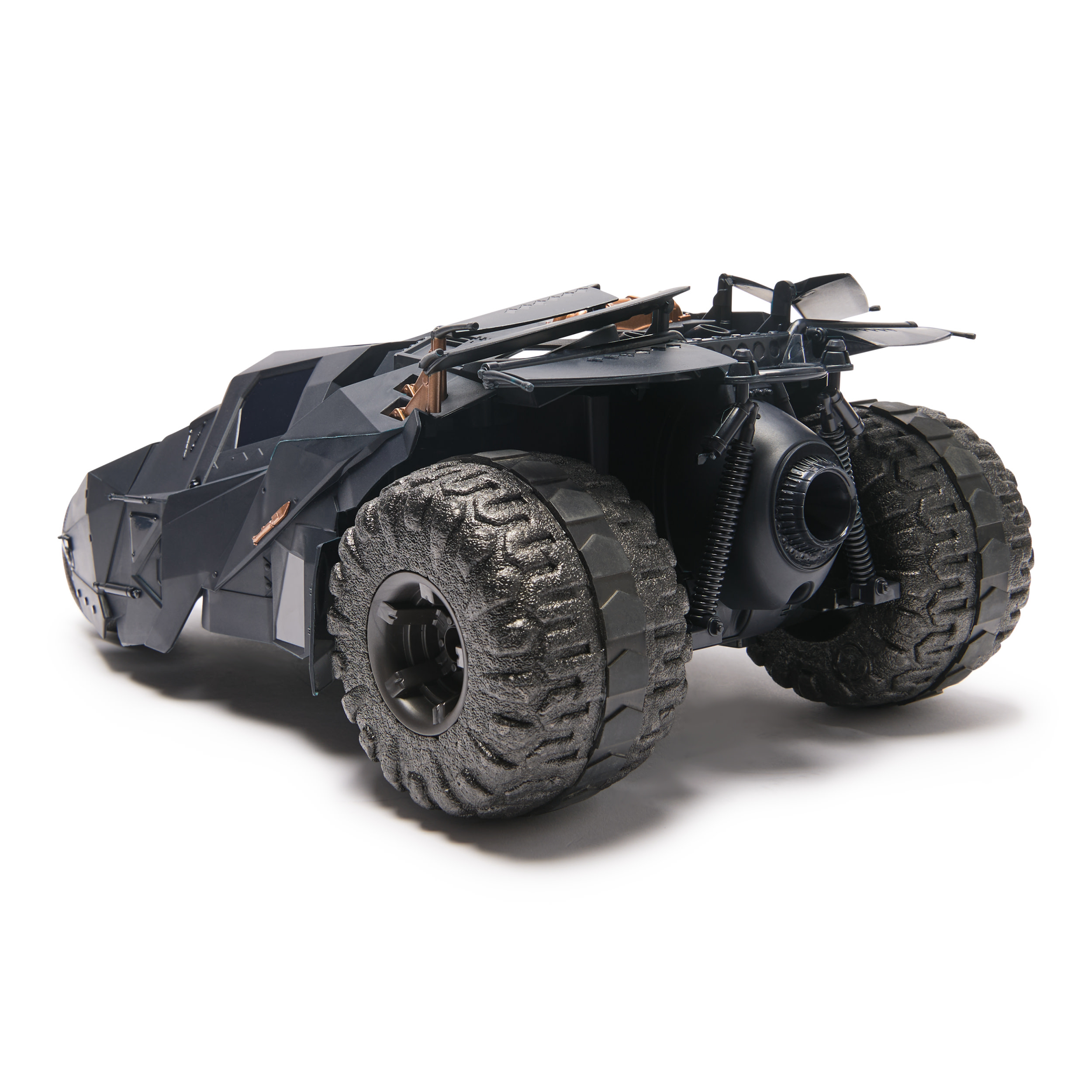 Coche de juguete Batman negro con neumáticos grandes sobre fondo blanco.