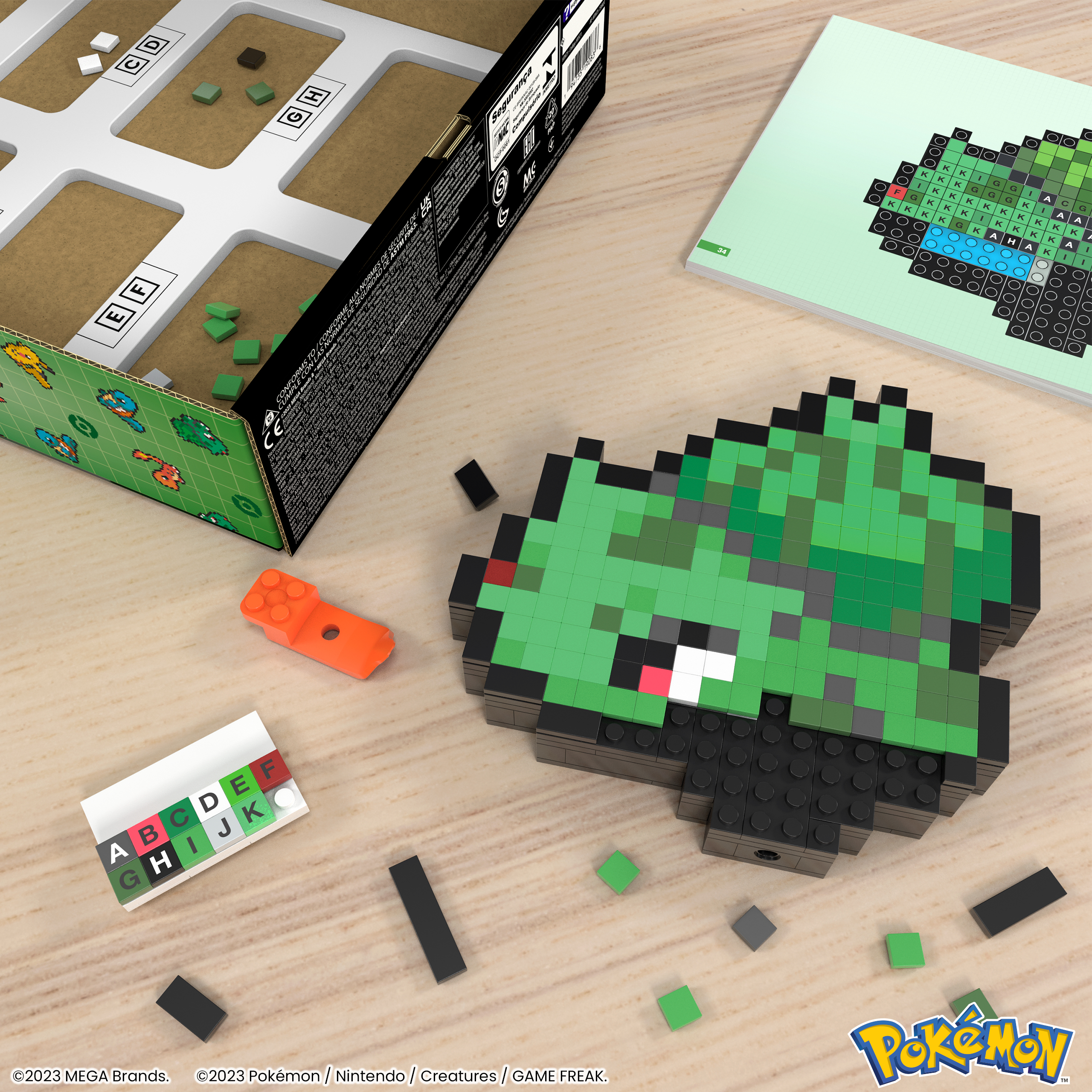 Bulbasaur Pokémon costruito con blocchi. Manuale, blocchi e altre parti su una superficie di legno.