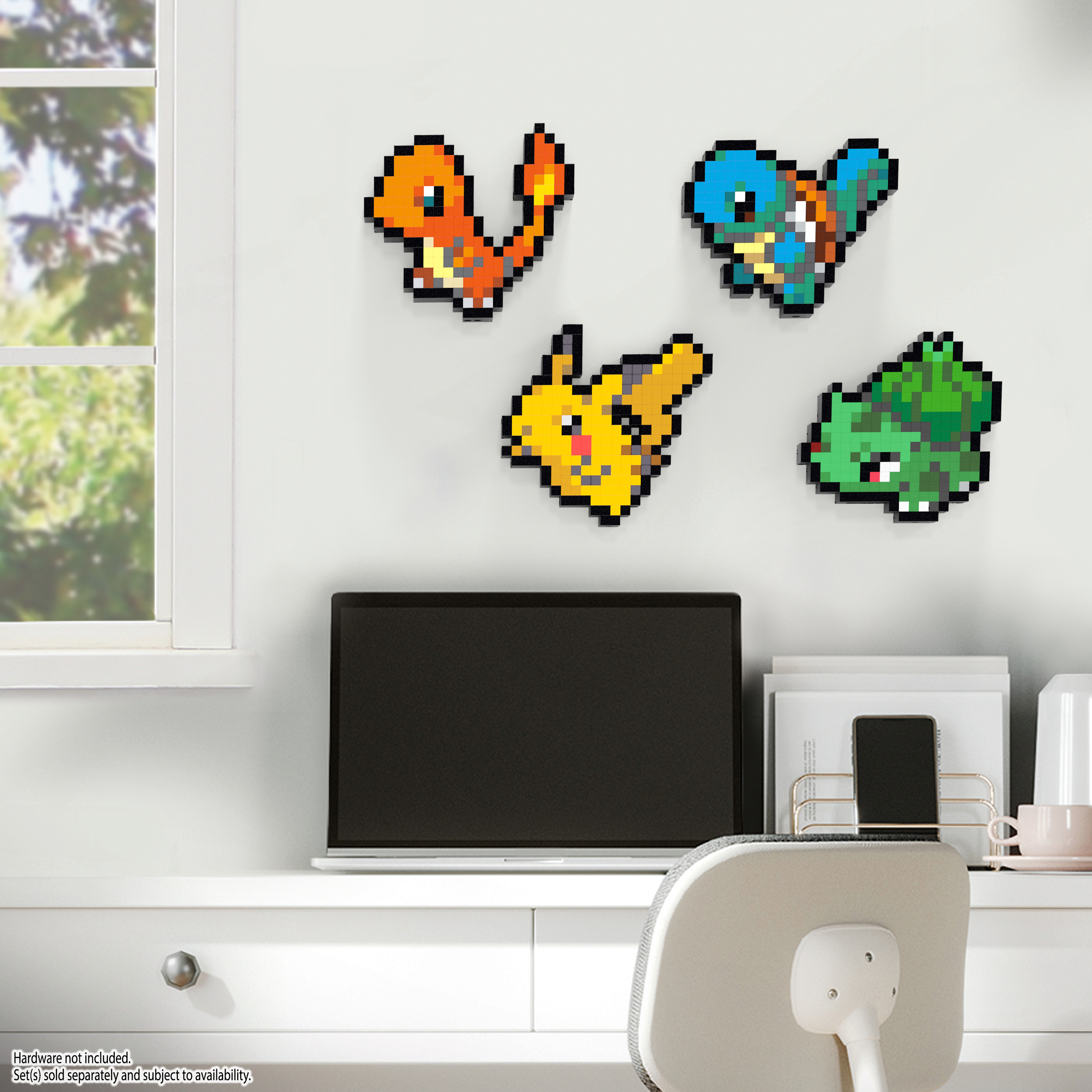 Personaggi Pokémon su un muro bianco. Charmander, Squirtle, Pikachu e Bulbasaur sono rappresentati in pixel art.