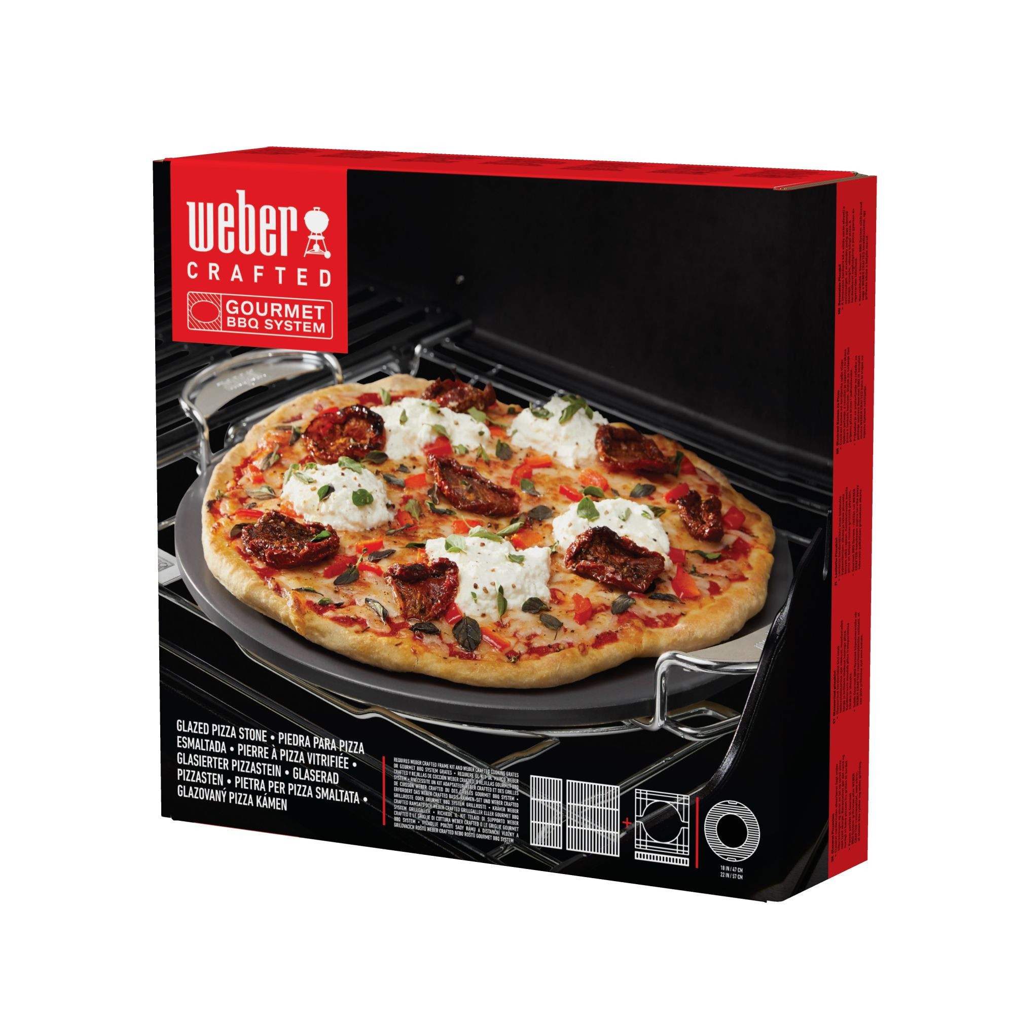 Una pizza sobre una piedra, dentro de una caja Weber. La pizza tiene ingredientes y está lista para cocinar. Fondo negro.