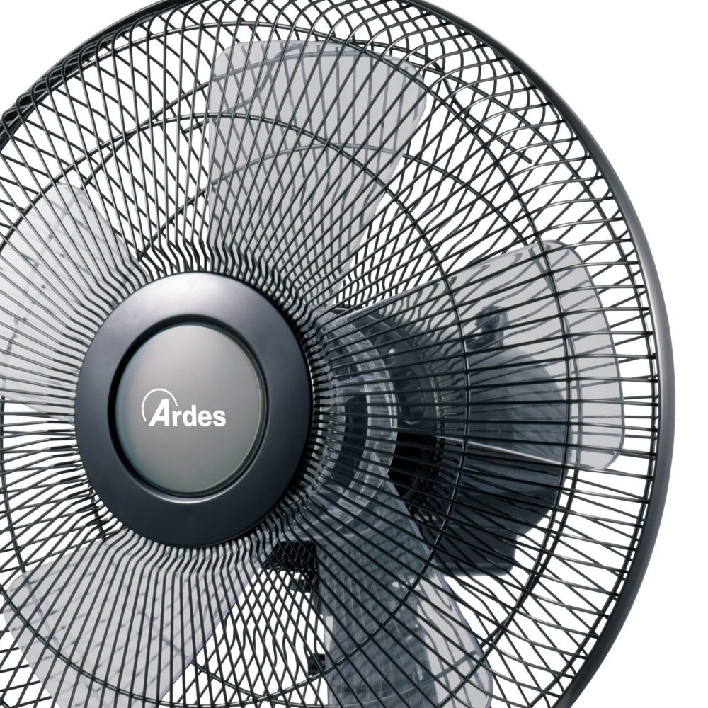 Zwarte oscillerende ventilator met beschermrooster, het merklogo zichtbaar, witte achtergrond.