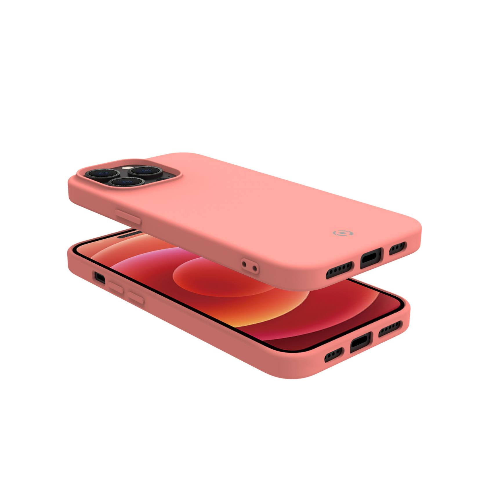 Una custodia per telefono rosa è appoggiata sopra un telefono, angolato su bianco.