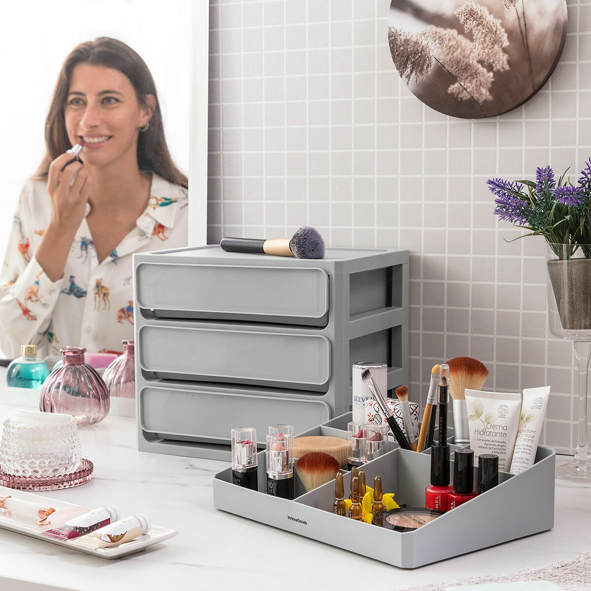 Frau trägt Lippenstift auf, Spiegelbild, Make-up-Organizer und Hautpflege.