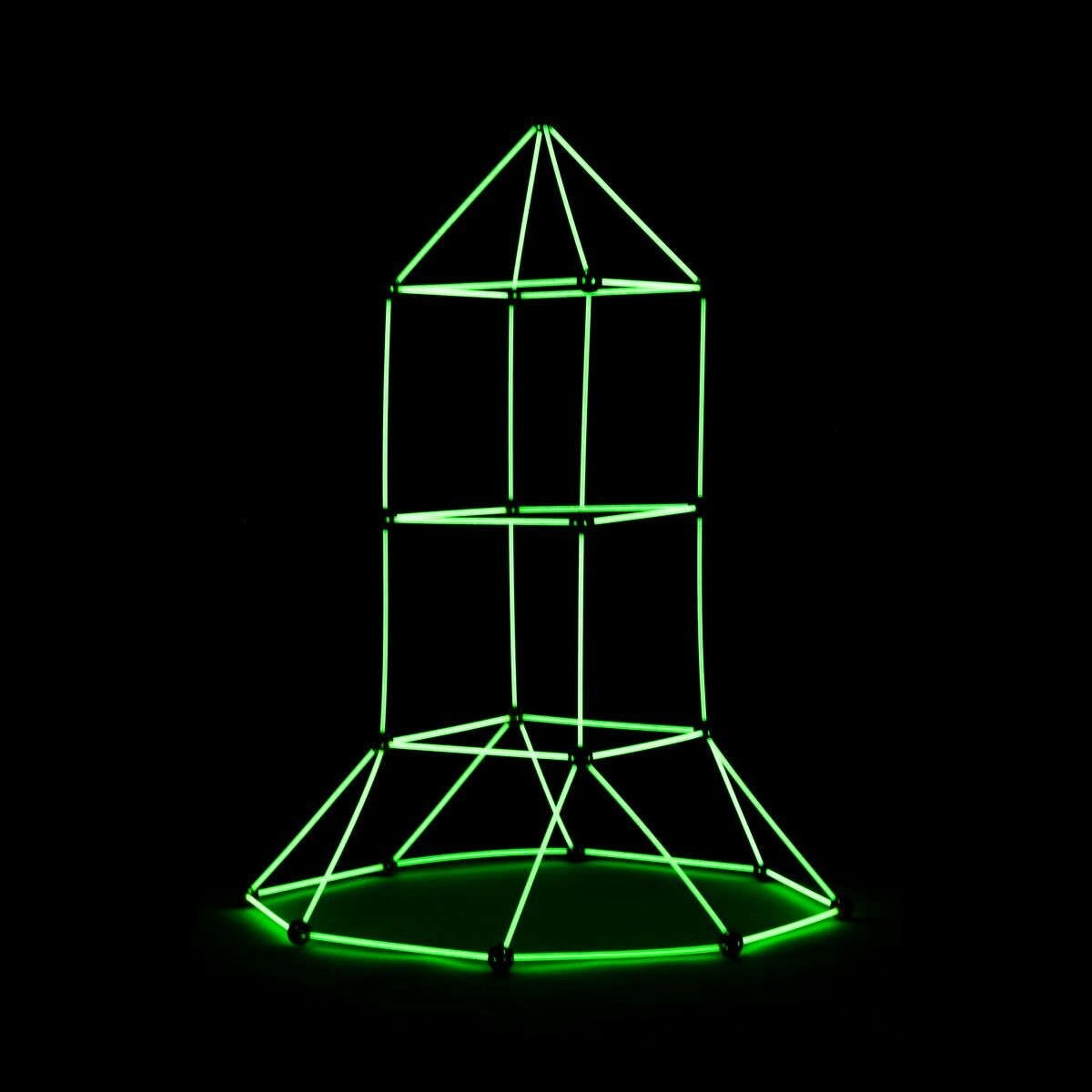 Una torre geometrica verde brillante su nero.