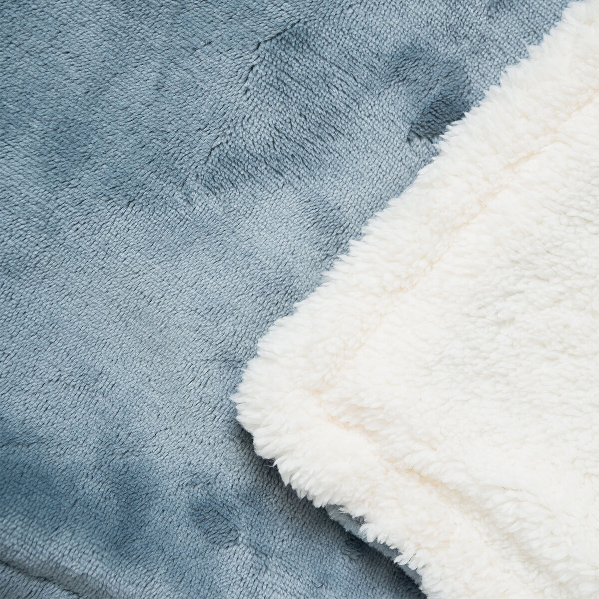 Nahaufnahme einer blauen und weißen flauschigen Decke.