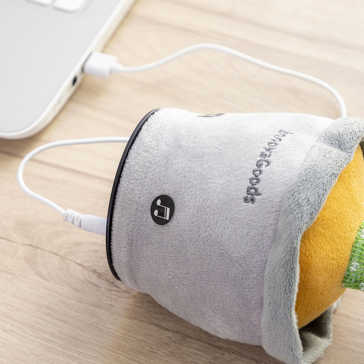 Un dispositivo collegato tramite USB, con una morbida custodia grigia e uno stelo verde.