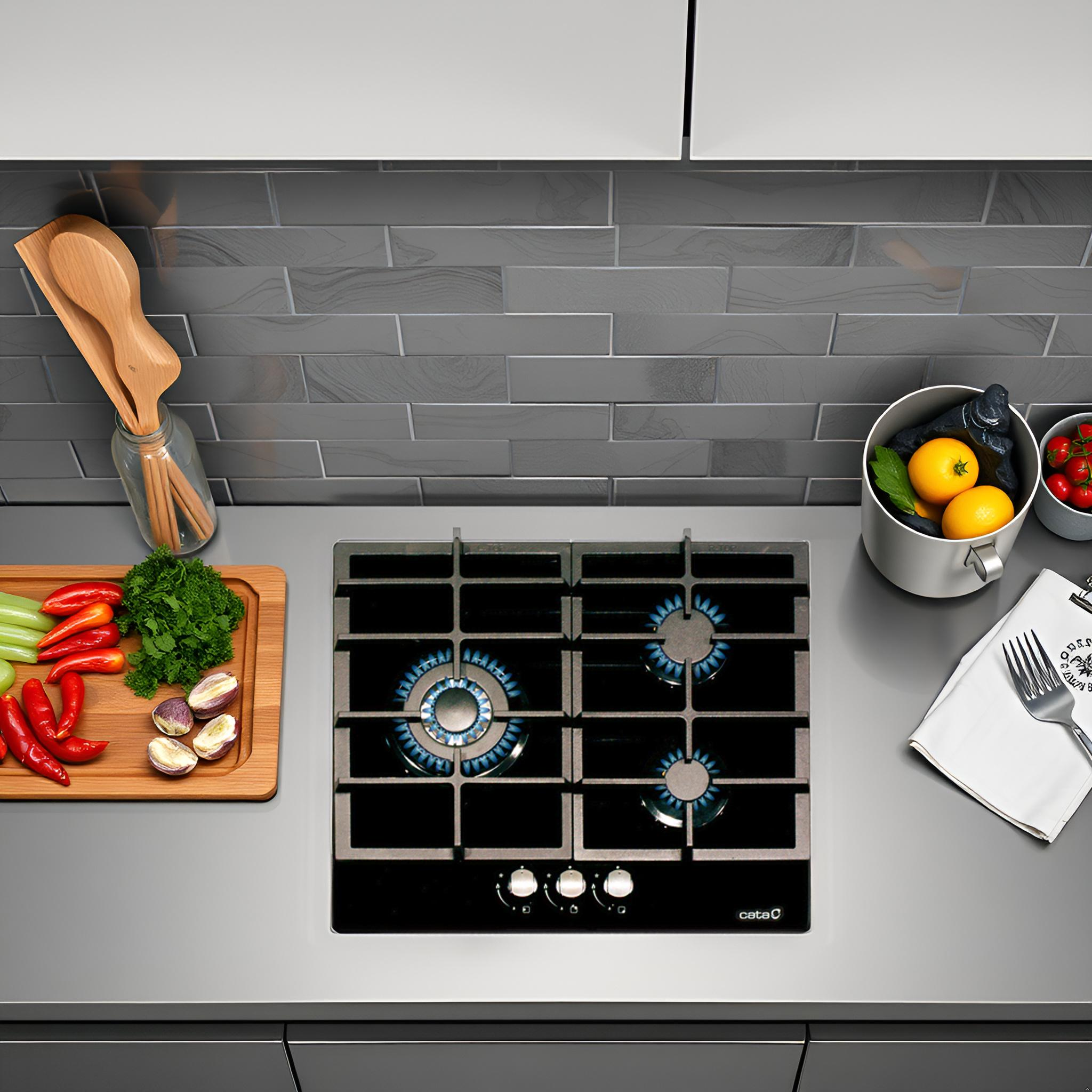 Kuchenka gazowa z niebieskimi płomieniami, otoczona artykułami kuchennymi: warzywami, przyborami.