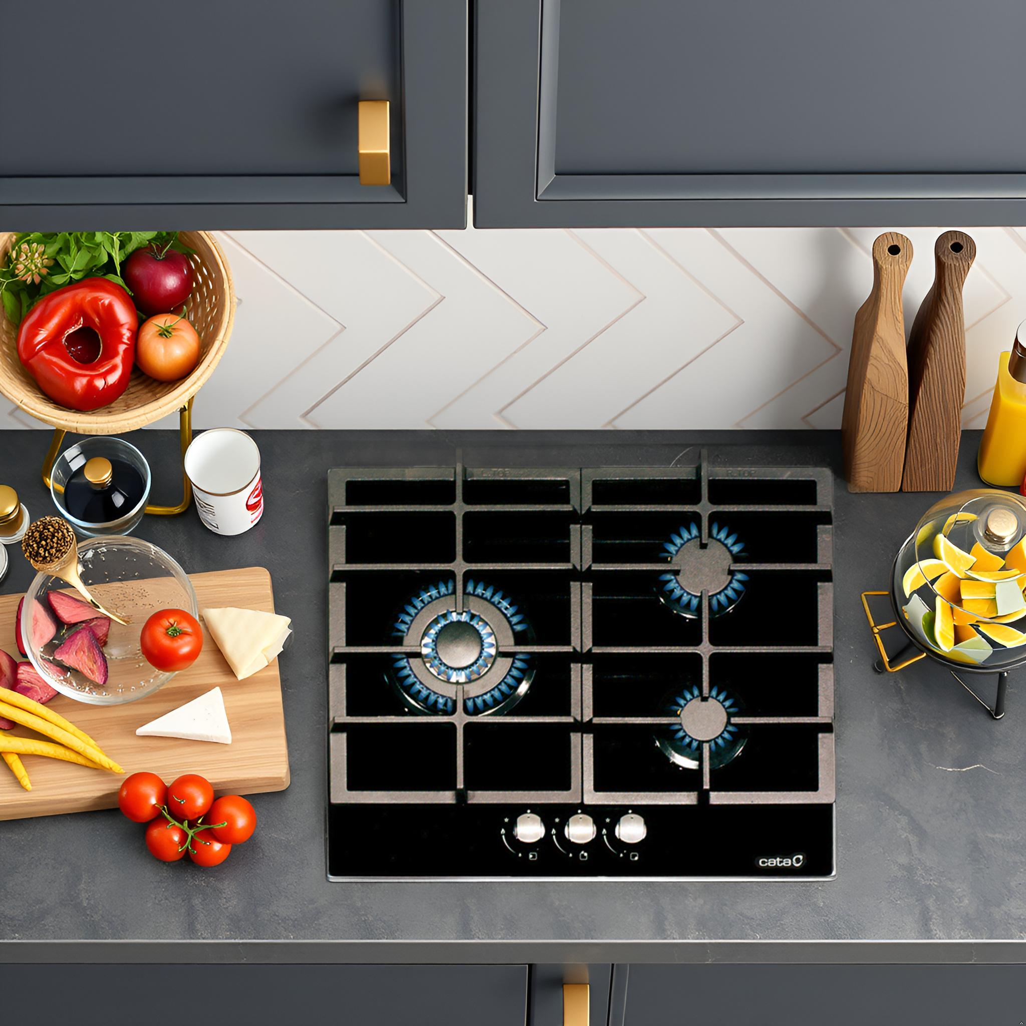 Blat kuchenny ze składnikami i wbudowaną kuchenką gazową z niebieskimi płomieniami.