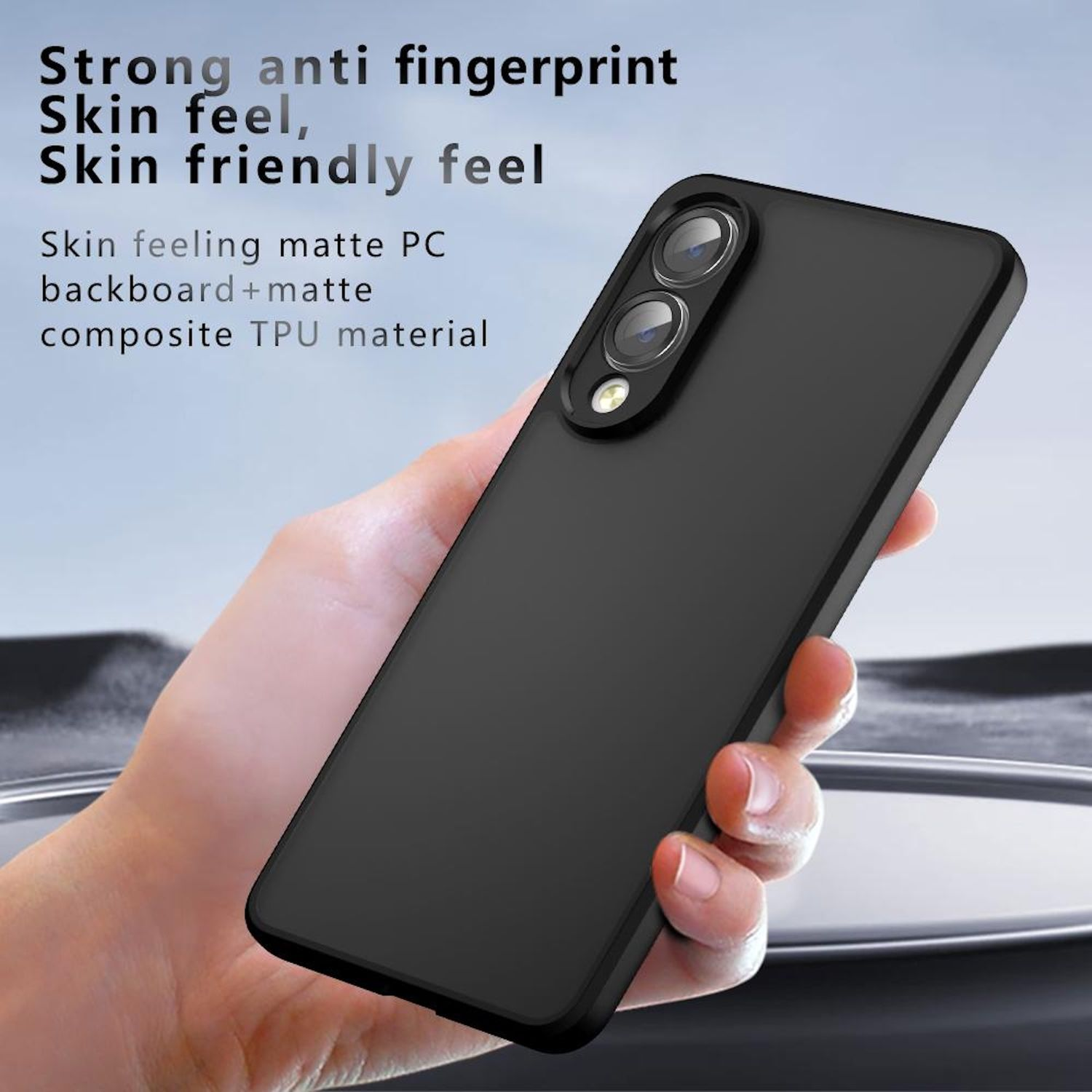 Eine schwarze Handyhülle. Eine Hand hält die Handyhülle. Die Hülle ist schlicht schwarz.