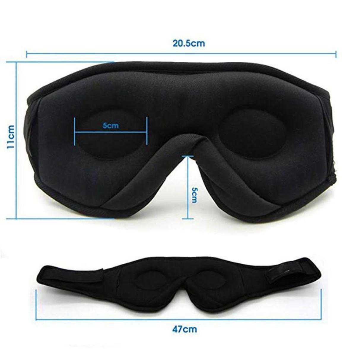 Eine schwarze Schlafmaske mit Abmessungen. Die Maske ist 20,5 cm breit und 11 cm hoch. Der Riemen ist 47 cm lang.