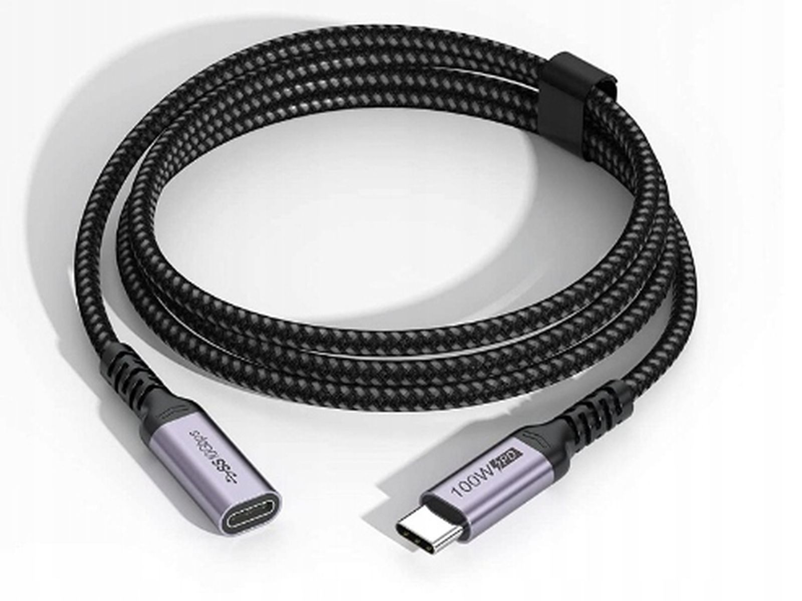 Kabel USB-C z dwoma złączami, czarny kabel i srebrna obudowa, białe tło.