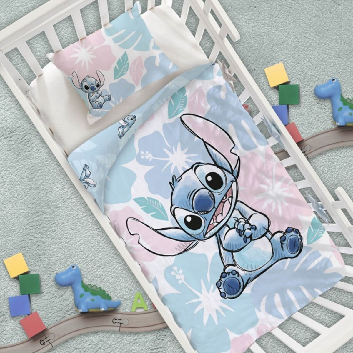 Kinderbett mit Stitch-Bettwäsche und Spielzeug, einschließlich einer Stitch-Puppe.