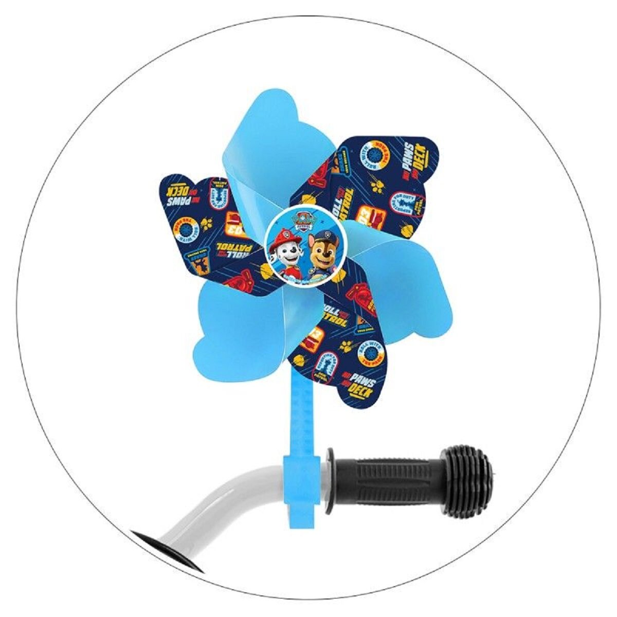 Ein Paw Patrol Windrad, das an einem weißen Fahrradlenker befestigt ist.